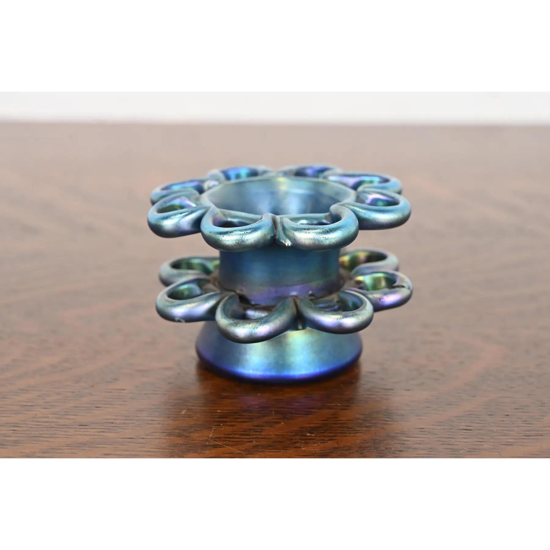 Una splendida rana floreale in vetro Favrile iridescente di epoca Arts & Crafts o Art Deco

Di Louis Comfort Tiffany per Tiffany Studios (firmato sul lato inferiore)

USA, circa 1910

Misure: 3,38