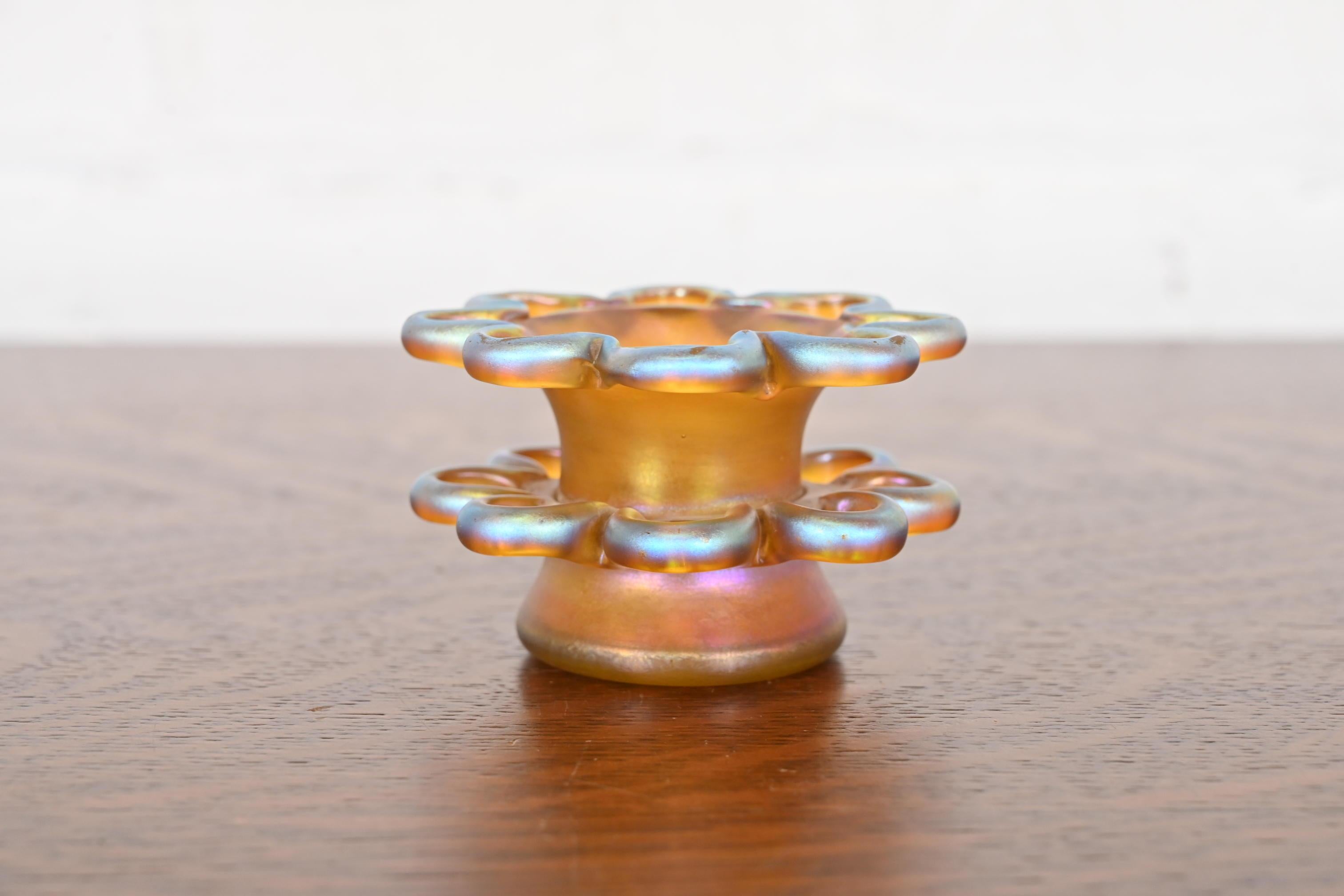 Arts and Crafts Louis Comfort Tiffany Favrile Iridescent Art Glass Flower Frog (grenouille) en vente