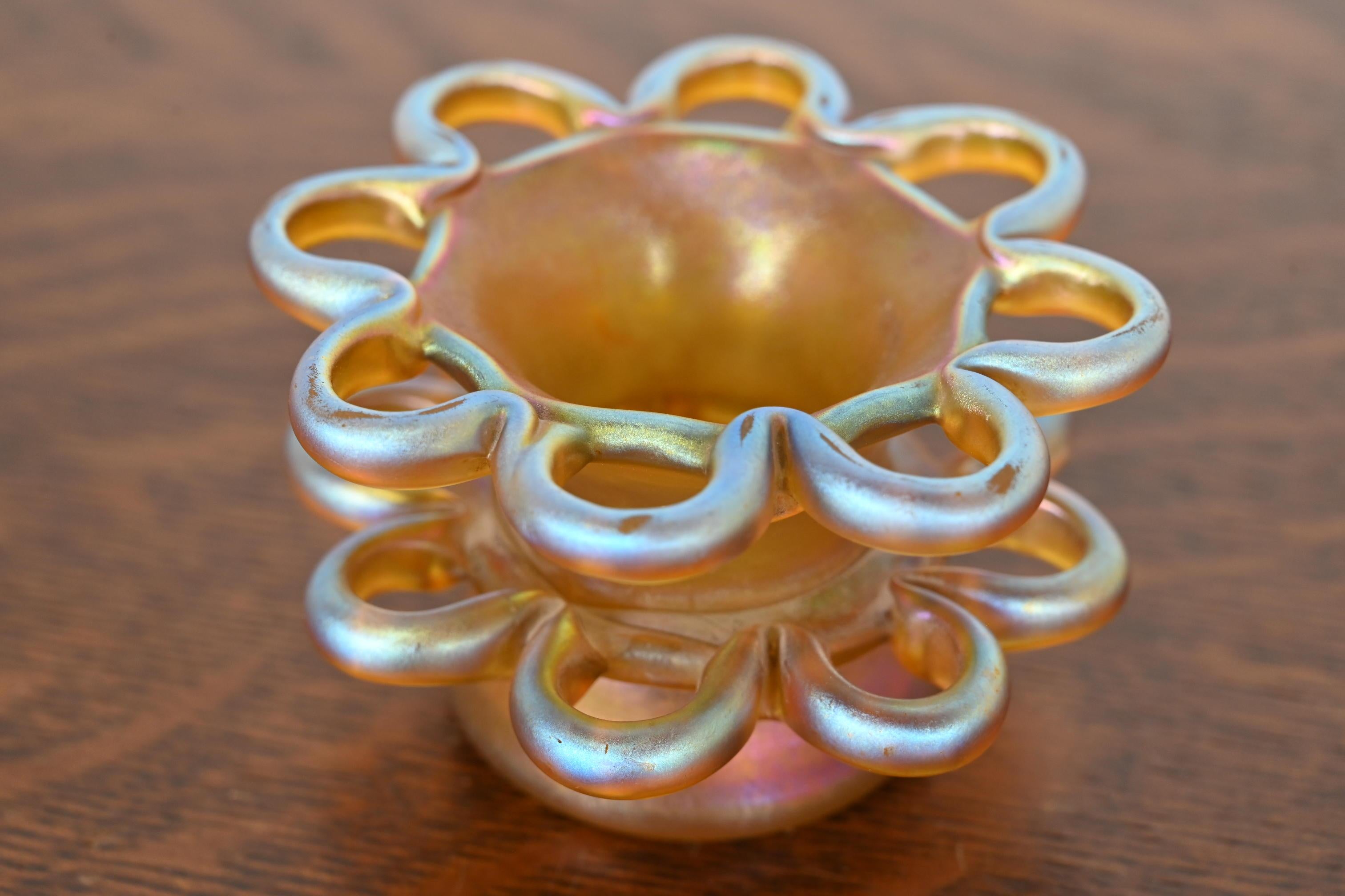 Américain Louis Comfort Tiffany Favrile Iridescent Art Glass Flower Frog (grenouille) en vente