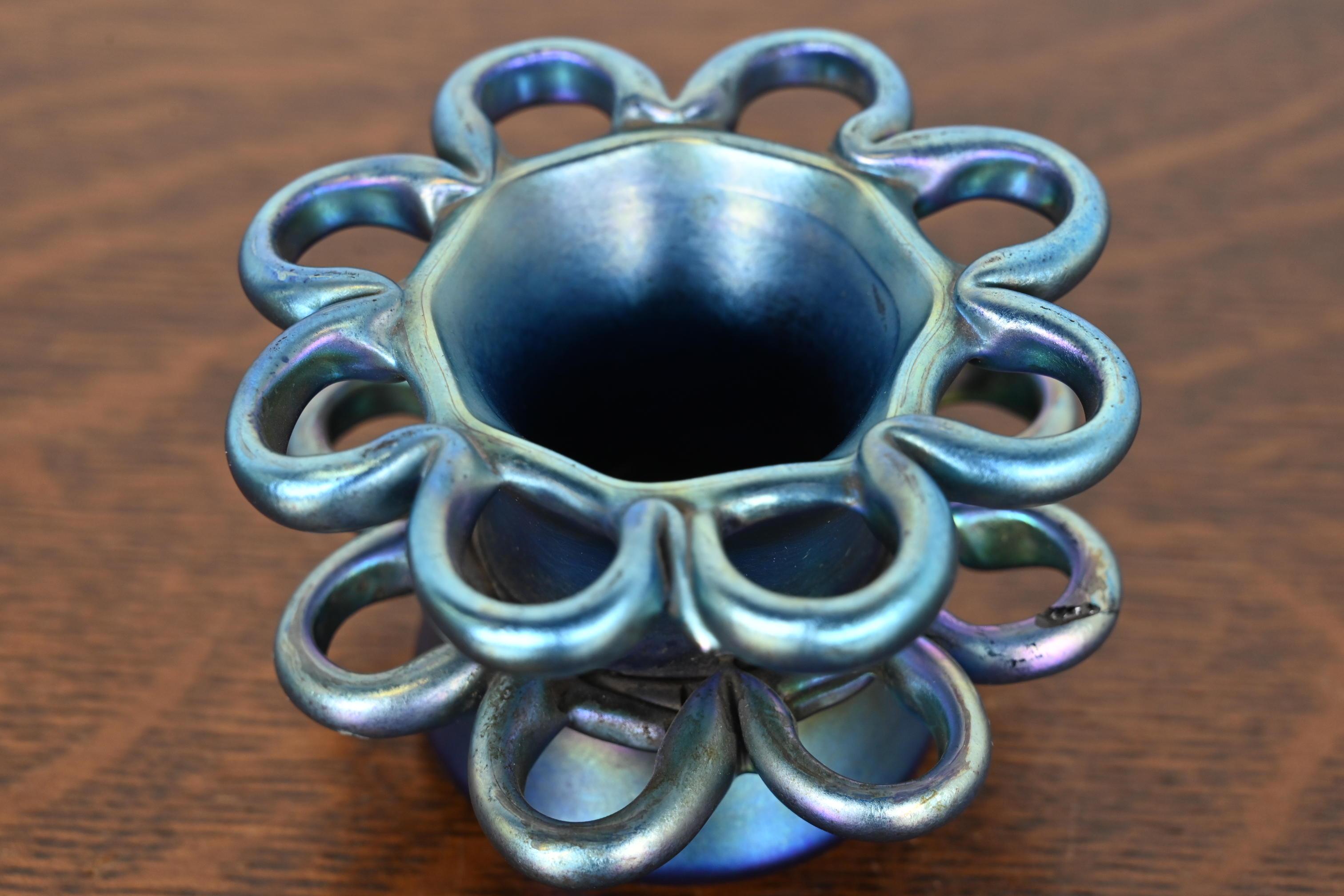 Américain Louis Comfort Tiffany Favrile Iridescent Art Glass Flower Frog (grenouille) en vente