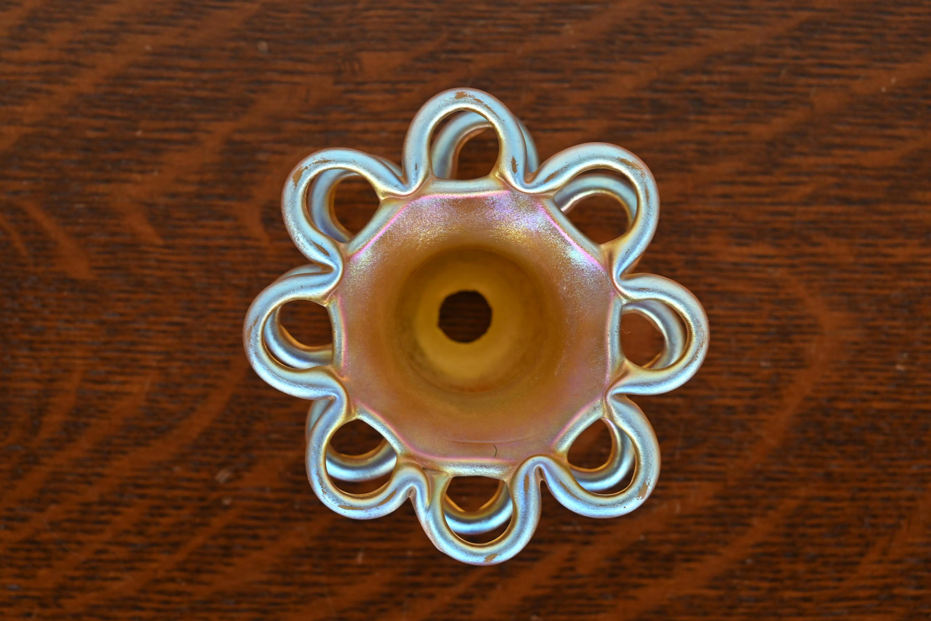 Louis Comfort Tiffany Favrile Iridescent Art Glass Flower Frog (grenouille) Bon état - En vente à South Bend, IN