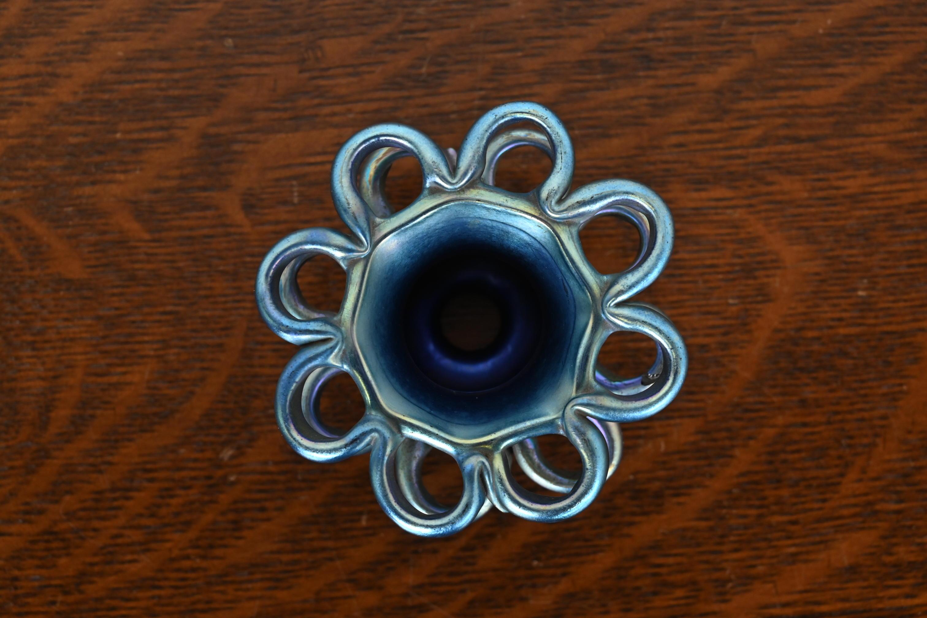 Louis Comfort Tiffany Favrile Iridescent Art Glass Flower Frog (grenouille) Bon état - En vente à South Bend, IN