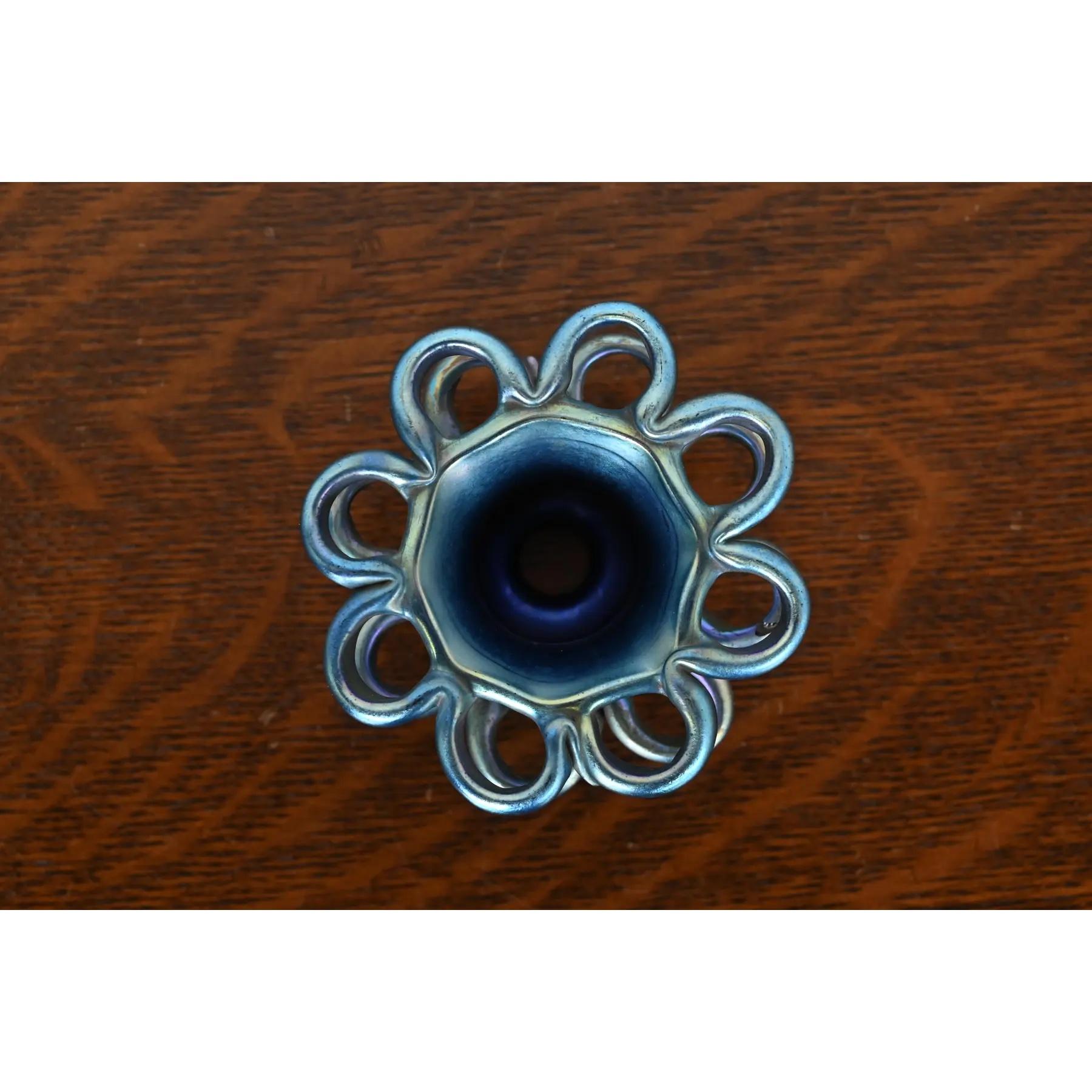 XX secolo Louis Comfort Tiffany Favrile Iridescente in vetro artistico Rana Fiore in vendita