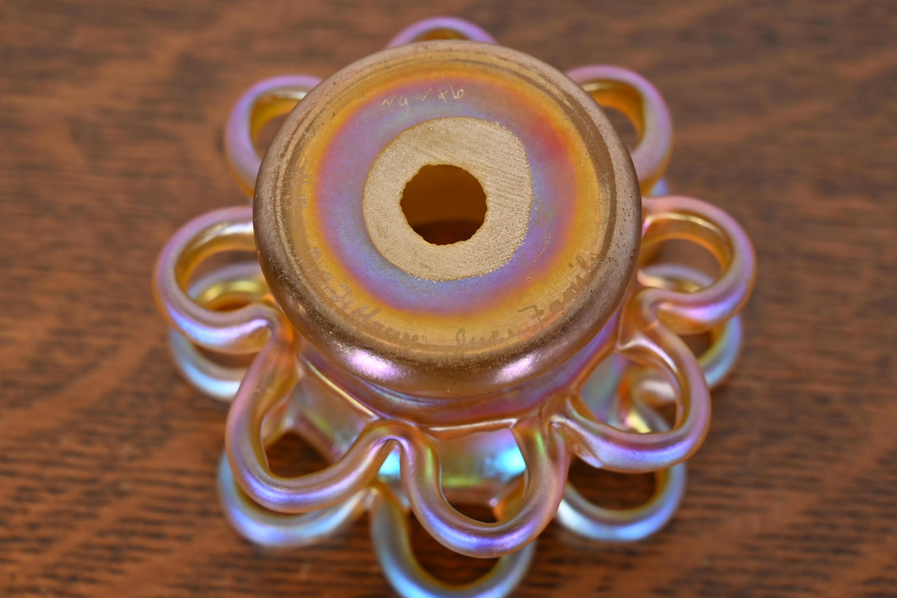 Verre d'art Louis Comfort Tiffany Favrile Iridescent Art Glass Flower Frog (grenouille) en vente