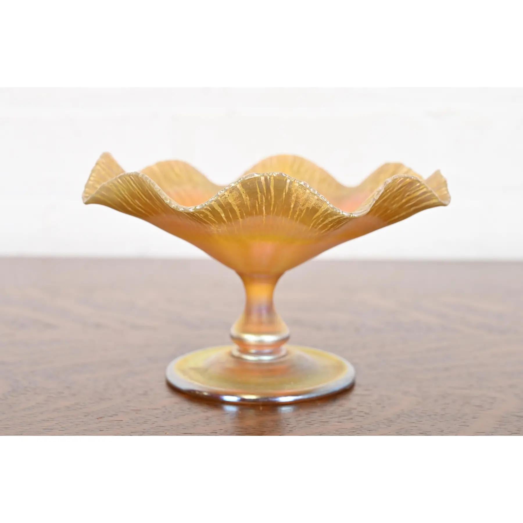 Eine wunderschöne Favrile-Schale oder Kompottschale aus irisierendem Kunstglas aus der Zeit des Arts & Crafts oder des Jugendstils mit gerafftem Rand und 