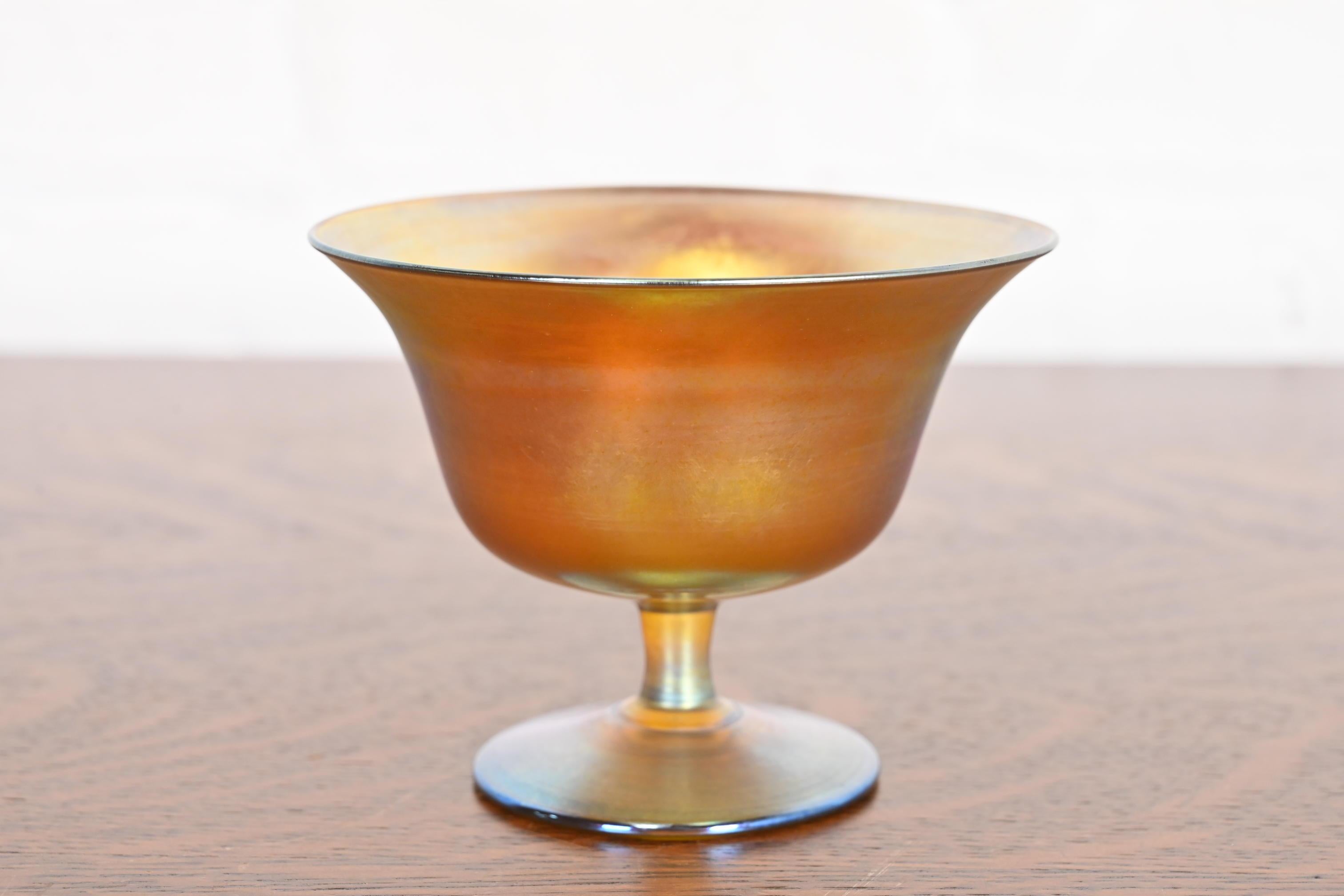 Una splendida ciotola o piatto da portata in vetro artistico cangiante Favrile del periodo Arts & Crafts o Art Nouveau

Di Louis Comfort Tiffany per Tiffany Studios (firmato sul lato inferiore)

USA, circa 1910

Misure: 4,63