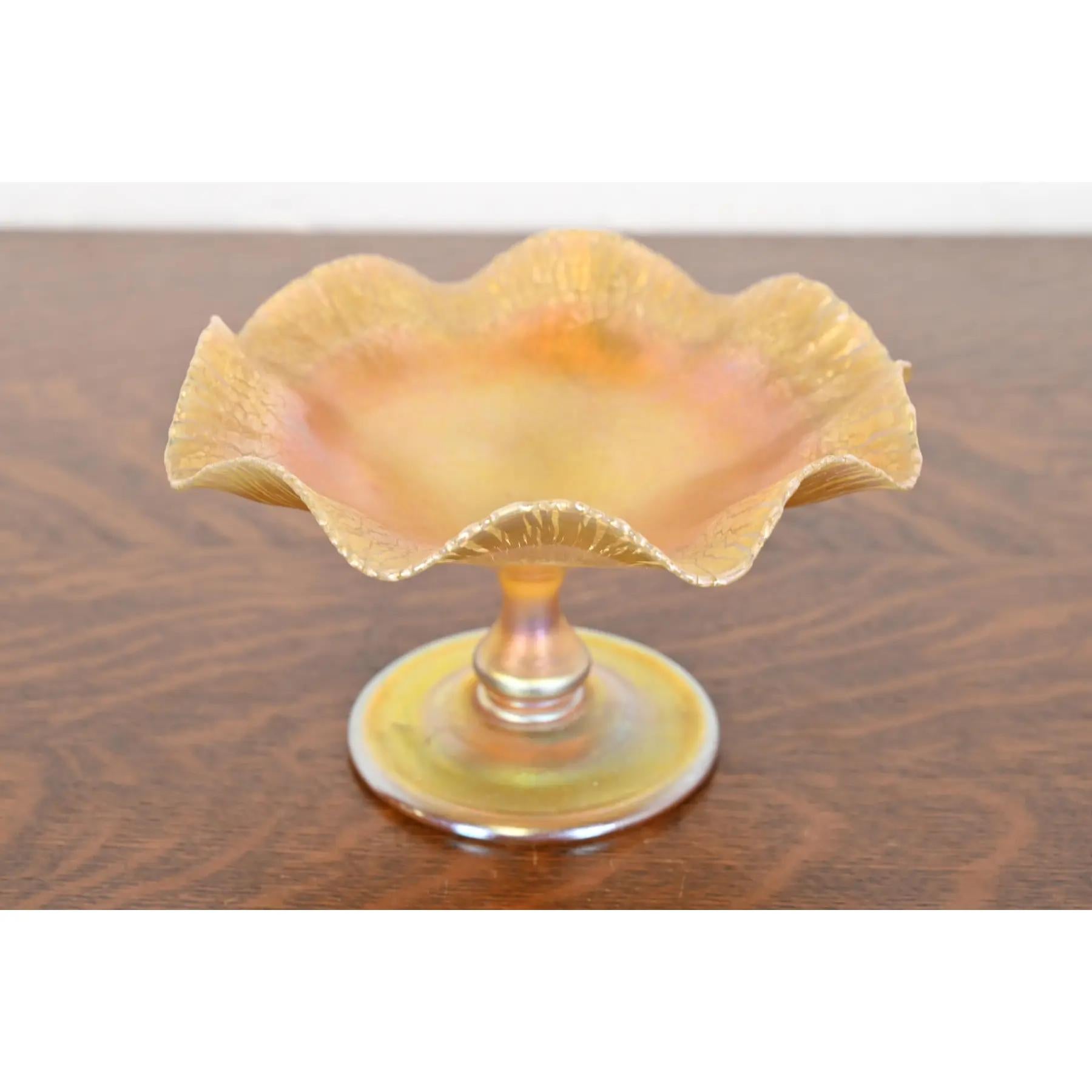 Louis Comfort Tiffany Favrile schillernde Schale oder Kompottschale aus Kunstglas mit Fuß oder Kompottschale (Arts and Crafts) im Angebot