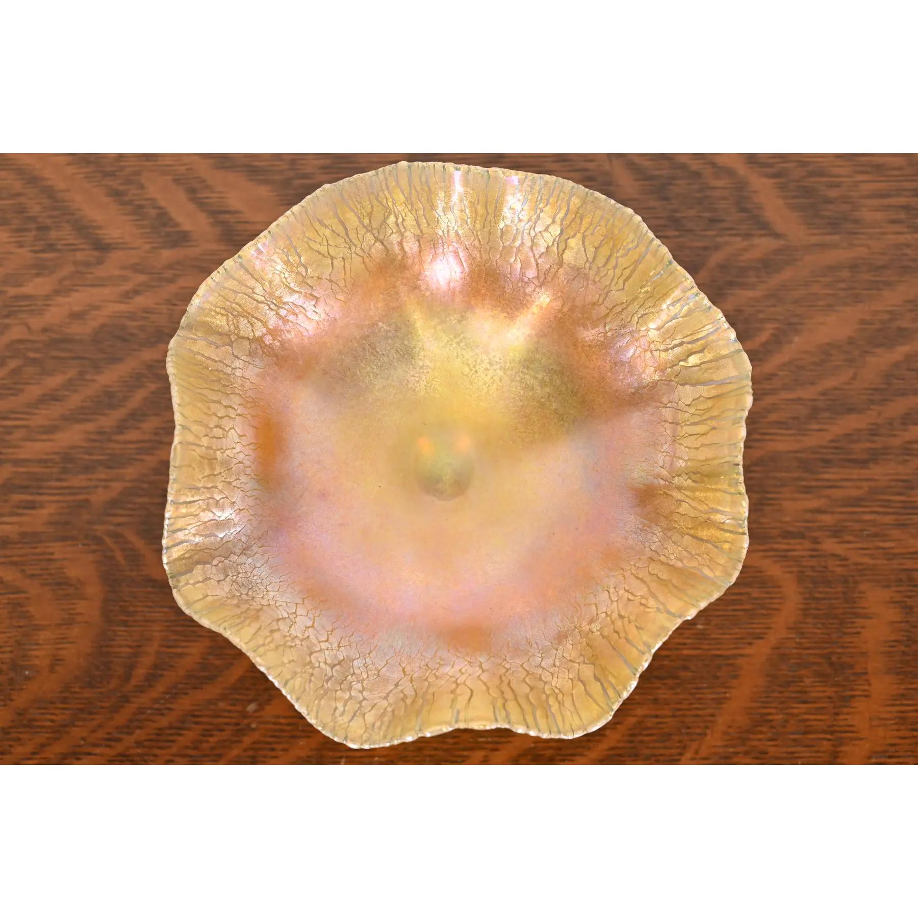 Louis Comfort Tiffany Favrile schillernde Schale oder Kompottschale aus Kunstglas mit Fuß oder Kompottschale (amerikanisch) im Angebot