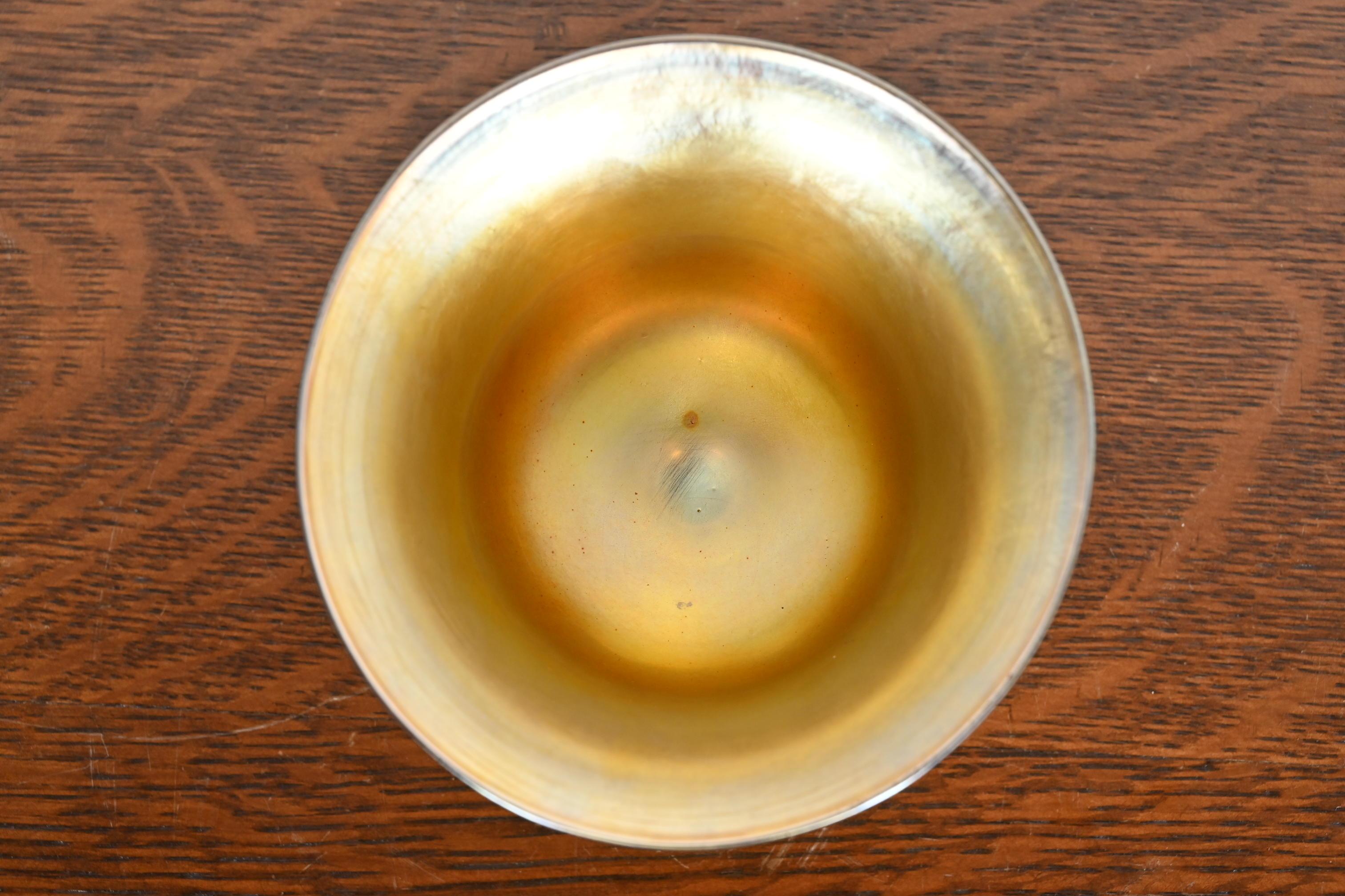 Americano Ciotola o piatto da portata in vetro artistico iridescente di Louis Comfort Tiffany in vendita