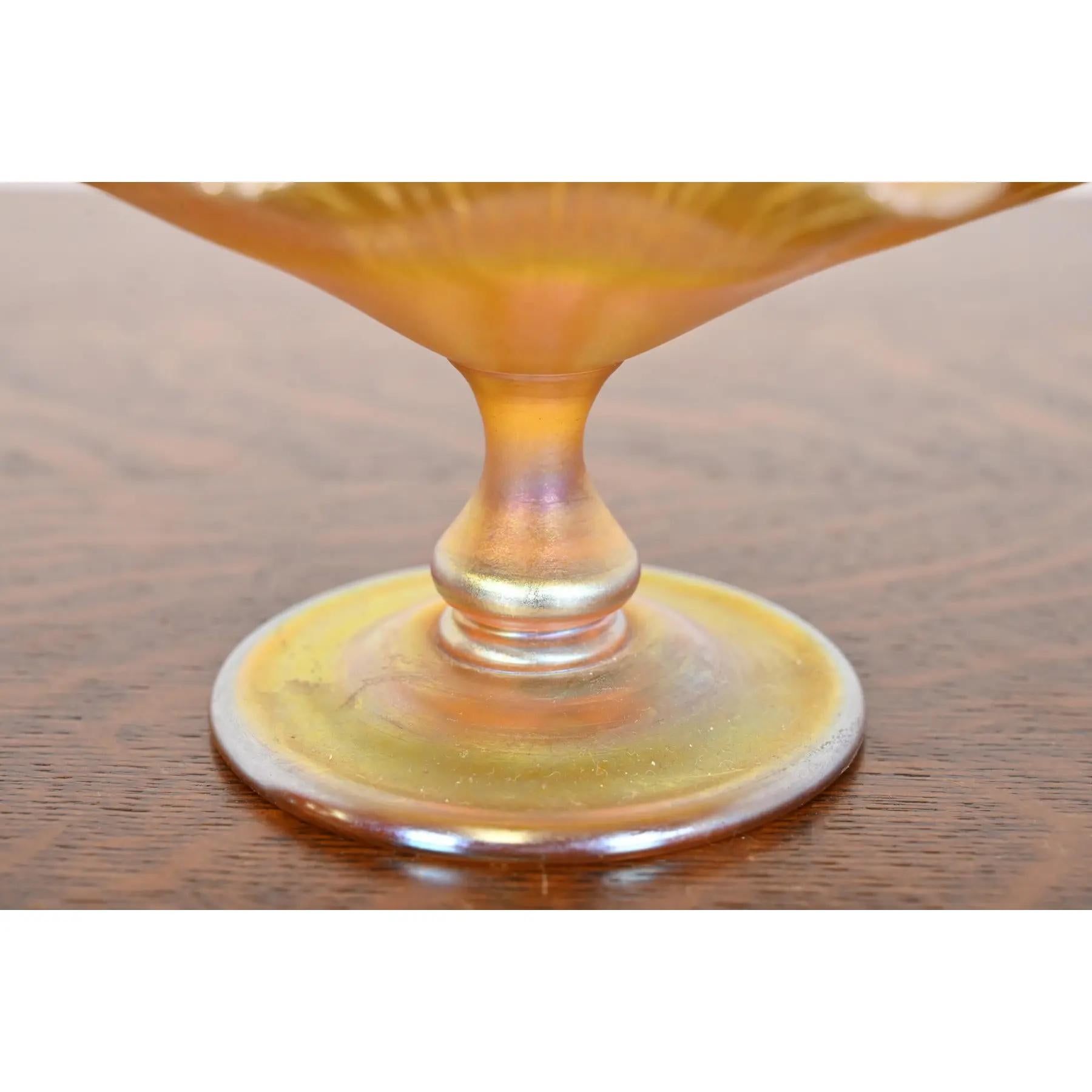 Louis Comfort Tiffany Favrile schillernde Schale oder Kompottschale aus Kunstglas mit Fuß oder Kompottschale (Frühes 20. Jahrhundert) im Angebot