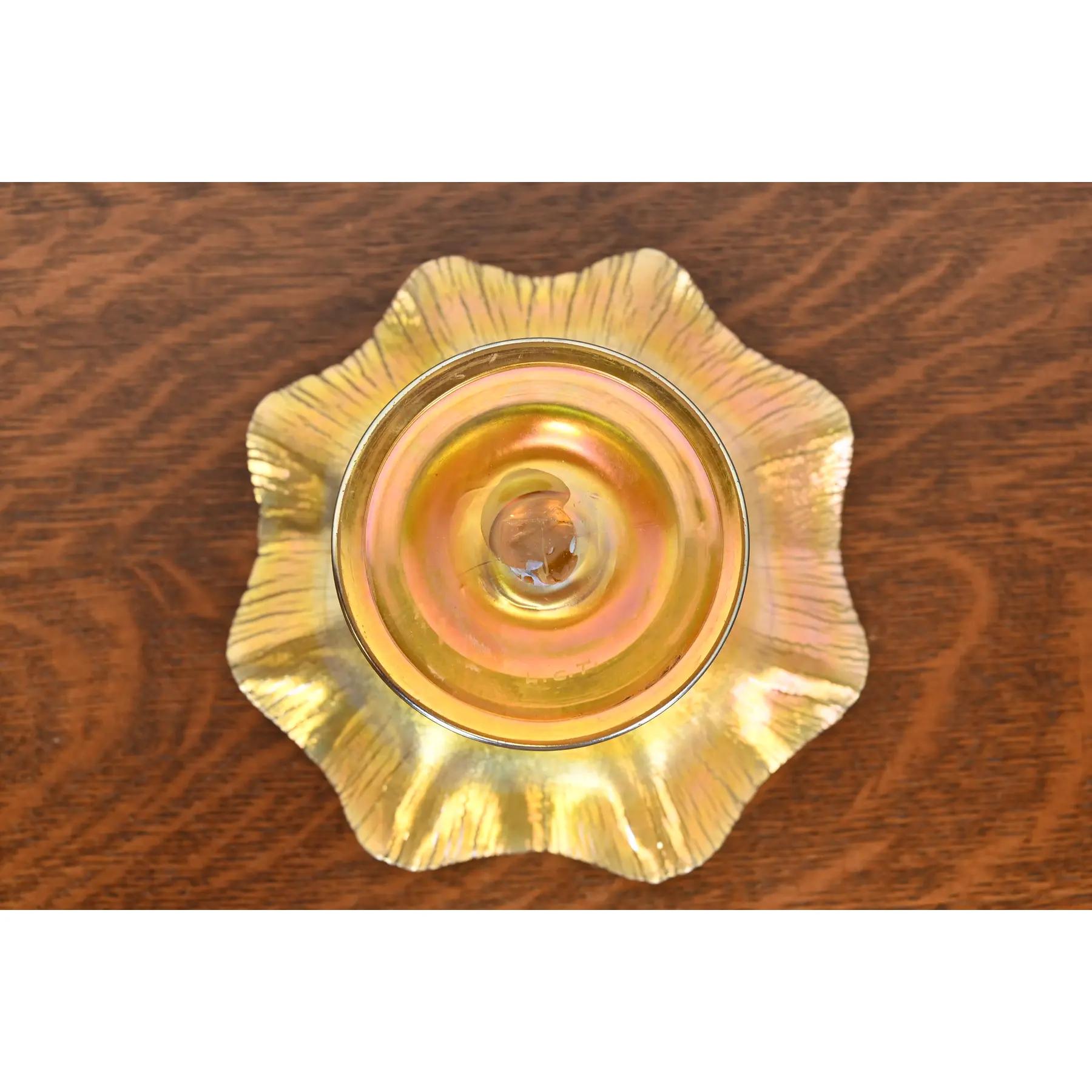 Louis Comfort Tiffany Favrile schillernde Schale oder Kompottschale aus Kunstglas mit Fuß oder Kompottschale (Glaskunst) im Angebot