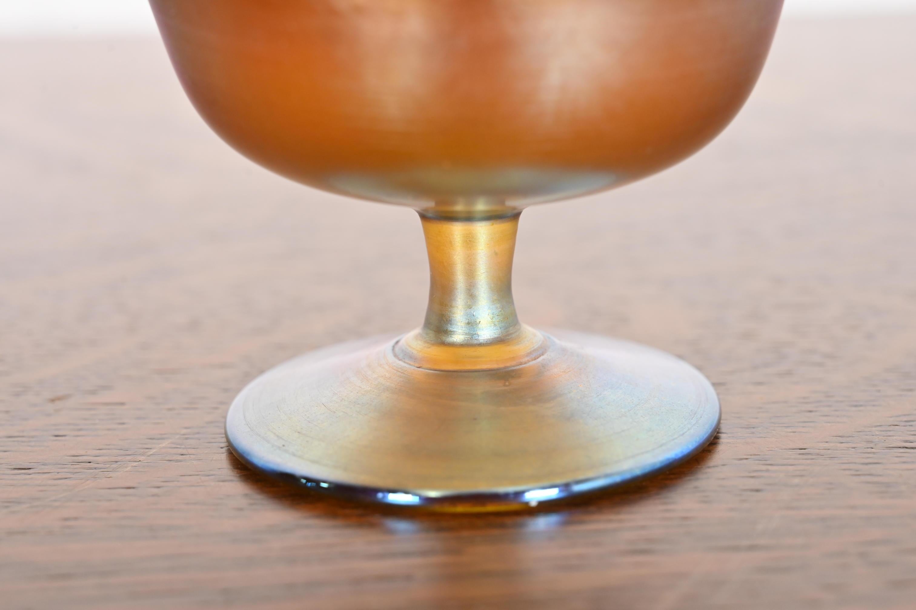 Vetro artistico Ciotola o piatto da portata in vetro artistico iridescente di Louis Comfort Tiffany in vendita