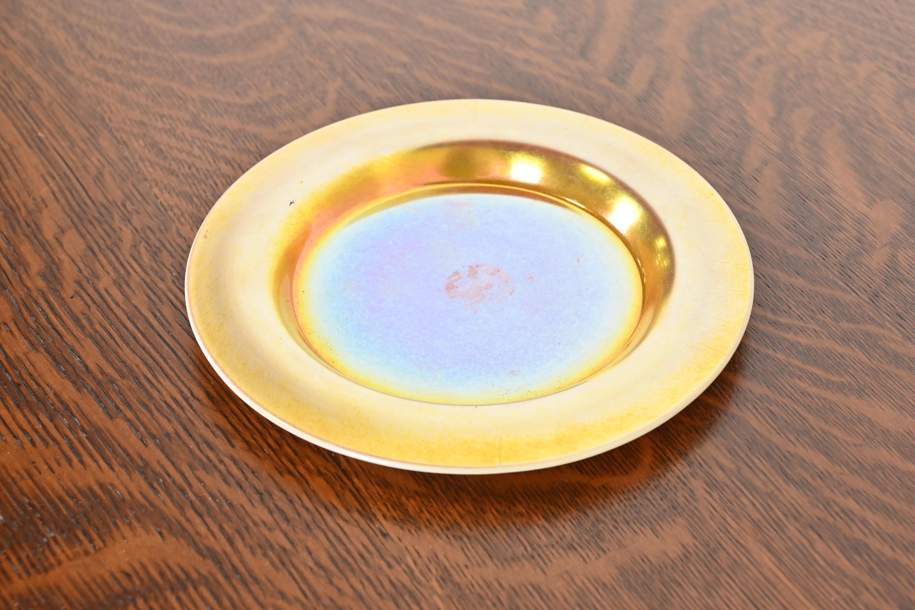 Un precioso plato de vidrio artístico iridiscente Arts & Crafts o Art Nouveau Favrile

Por Louis Comfort Tiffany para Tiffany Studios (firmado L.C.T. 1421 en el reverso)

EE.UU., Circa 1900

Medidas: 8,13