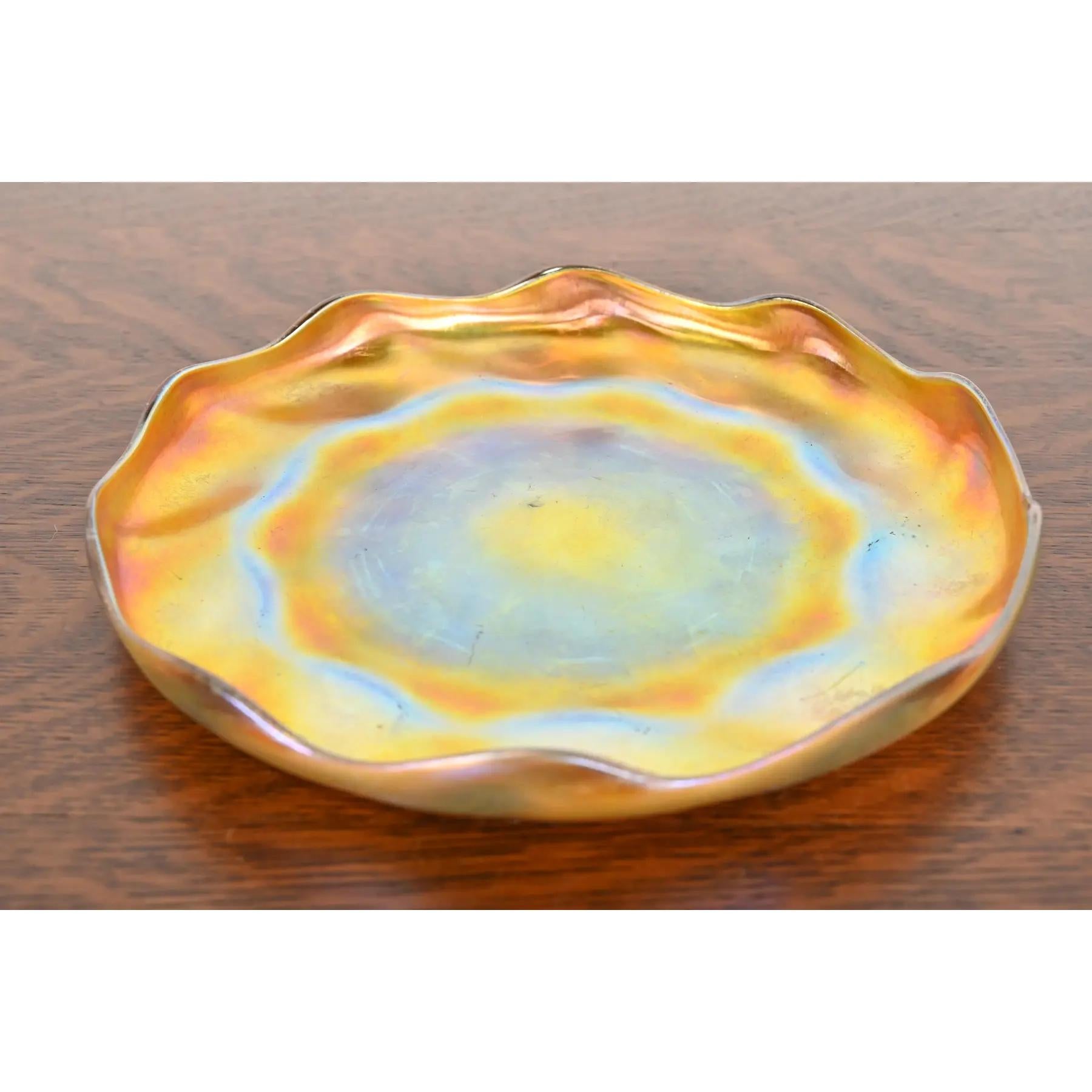 Plato de vidrio artístico iridiscente Favrile de Louis Comfort Tiffany con borde festoneado Art Decó en venta