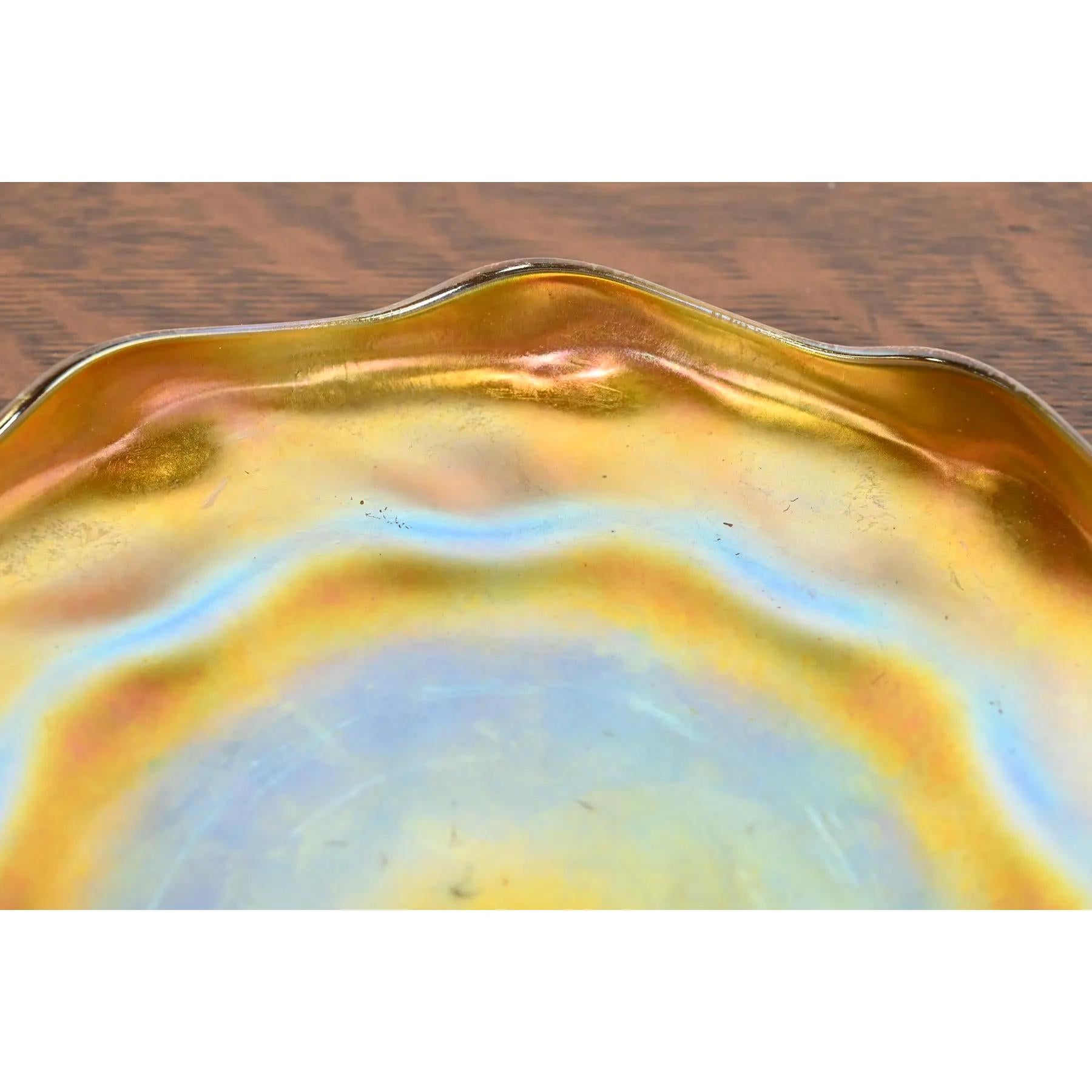 Plato de vidrio artístico iridiscente Favrile de Louis Comfort Tiffany con borde festoneado Estadounidense en venta