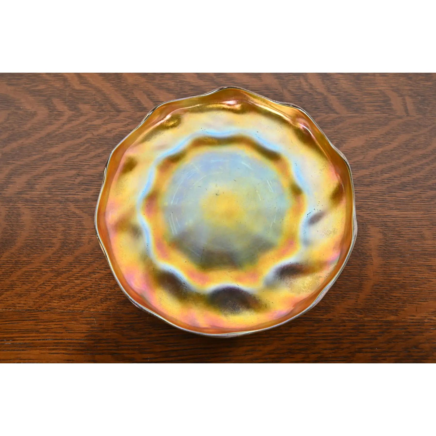 Plato de vidrio artístico iridiscente Favrile de Louis Comfort Tiffany con borde festoneado en Bueno estado para la venta en South Bend, IN