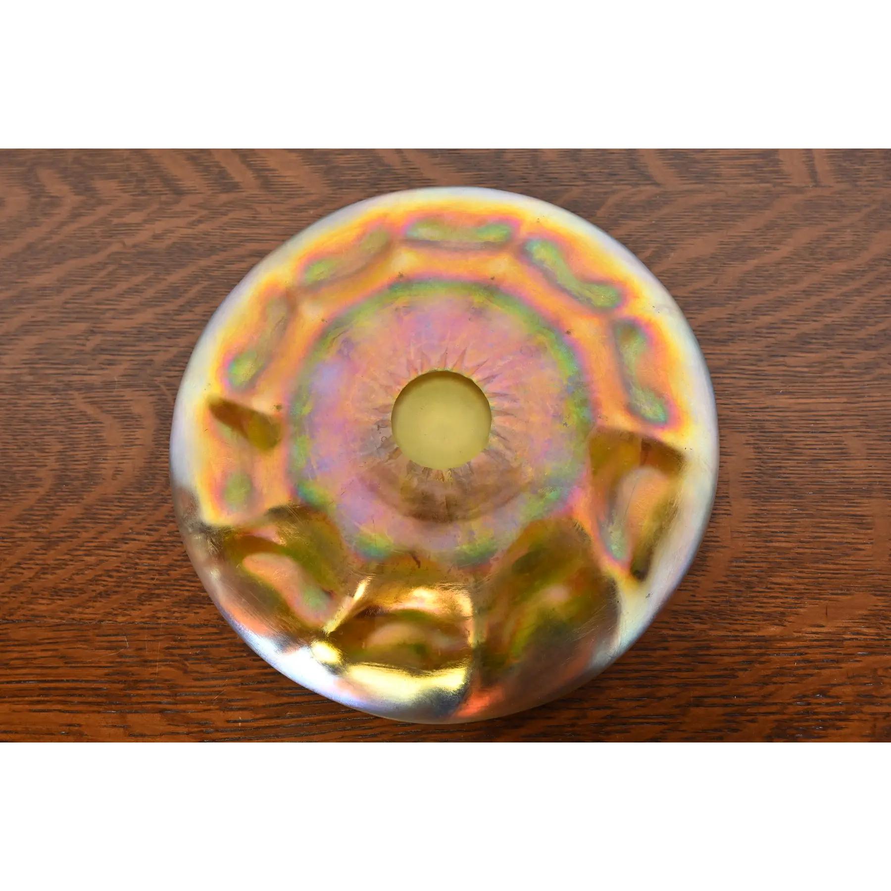 Plato de vidrio artístico iridiscente Favrile de Louis Comfort Tiffany con borde festoneado principios del siglo XX en venta