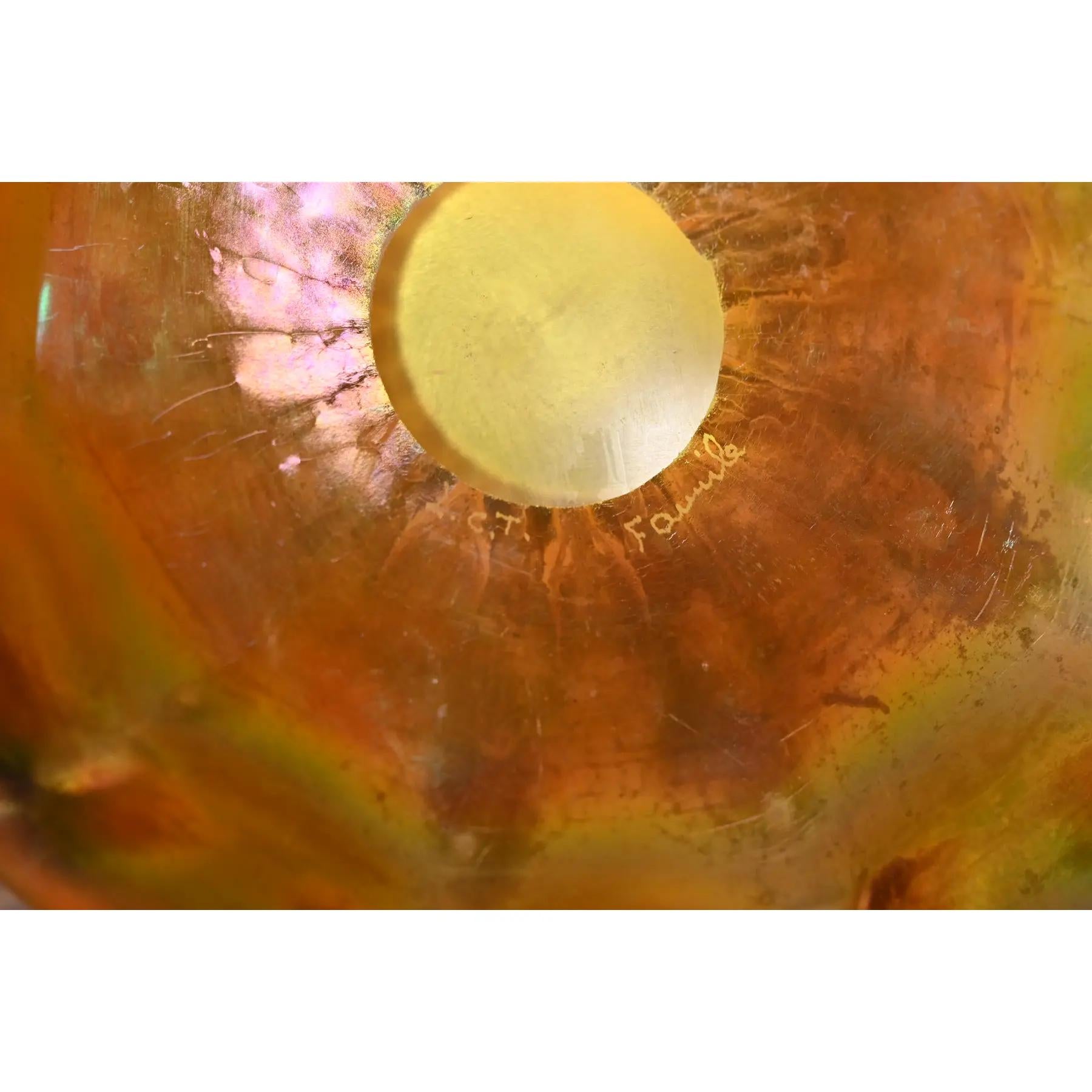 Plato de vidrio artístico iridiscente Favrile de Louis Comfort Tiffany con borde festoneado Vidrio artístico en venta