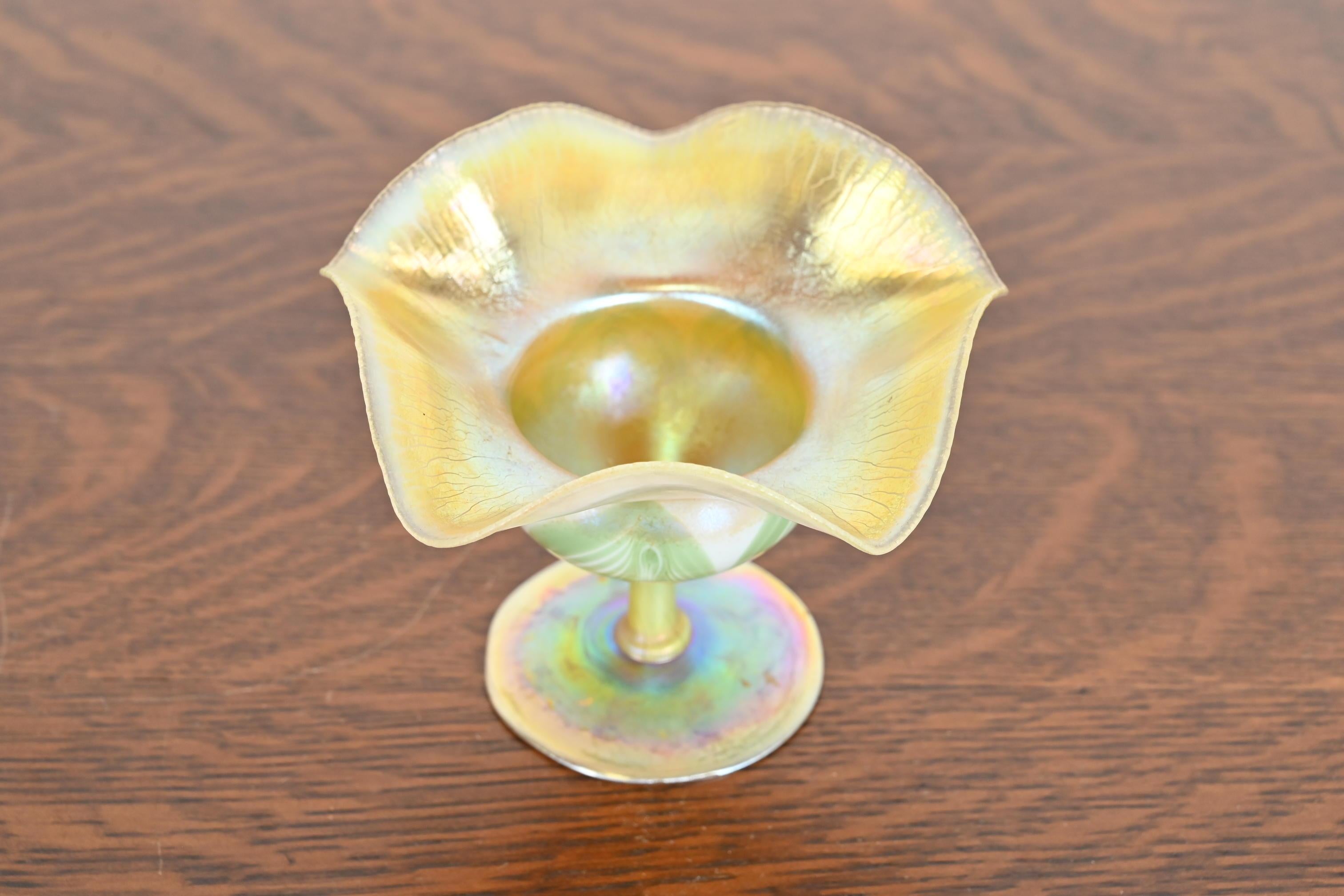 Arts and Crafts Louis Comfort Tiffany Favrile Iridescent Art Glass Pulled Feather Footed Bowl in vendita