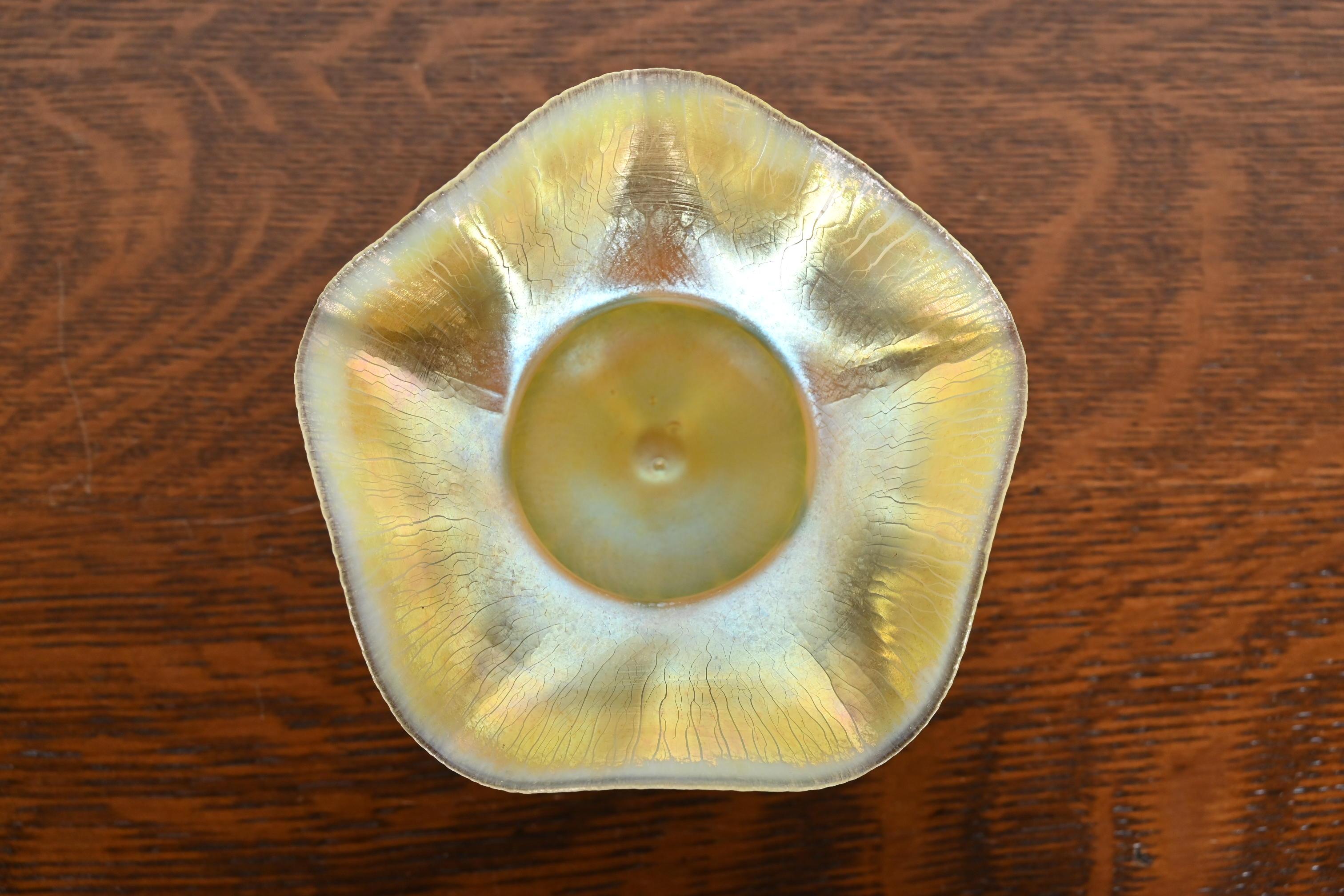 Americano Louis Comfort Tiffany Favrile Iridescent Art Glass Pulled Feather Footed Bowl in vendita