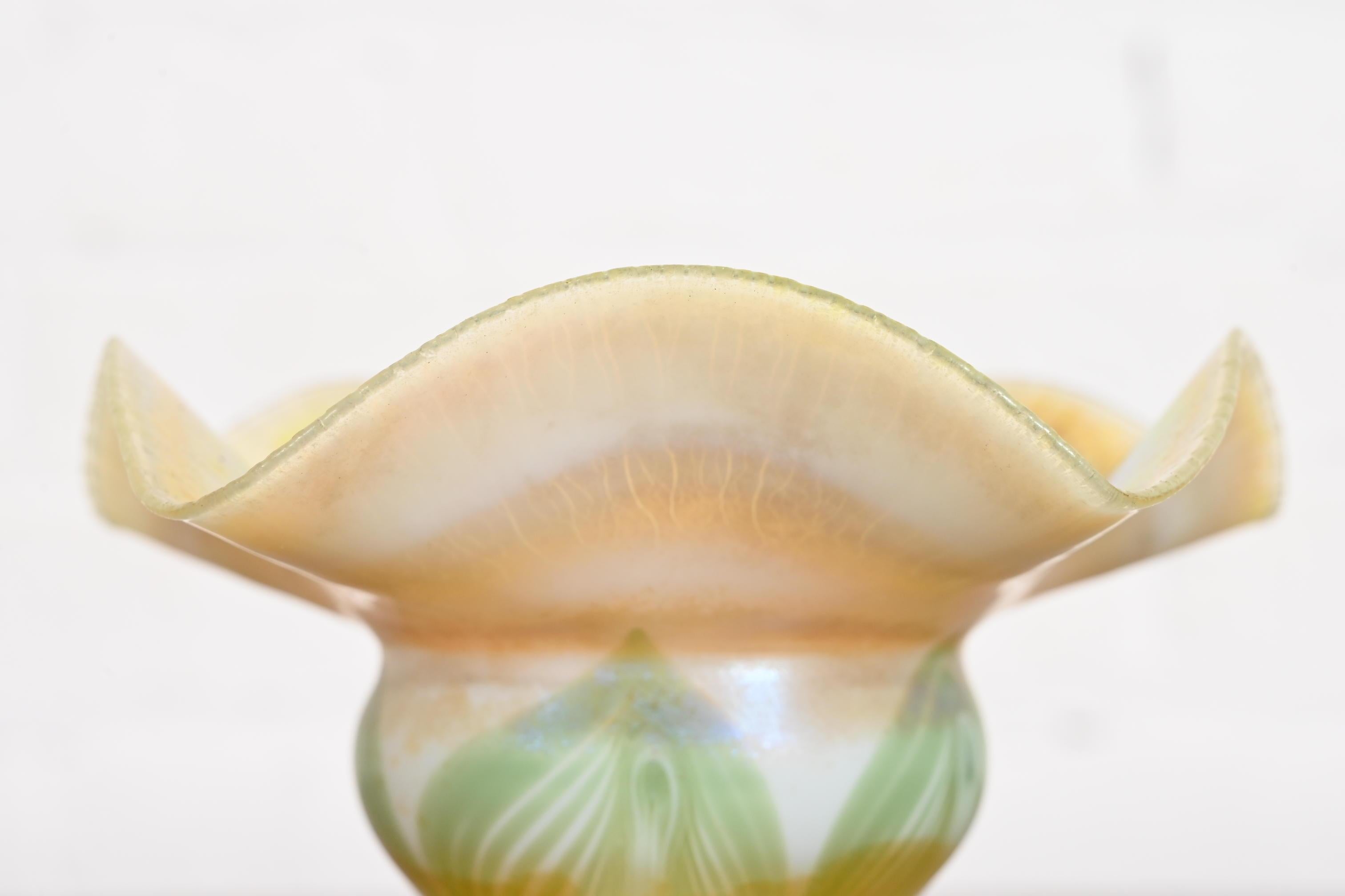 Louis Comfort Tiffany Favrile Iridescent Art Glass Pulled Feather Footed Bowl In condizioni buone in vendita a South Bend, IN