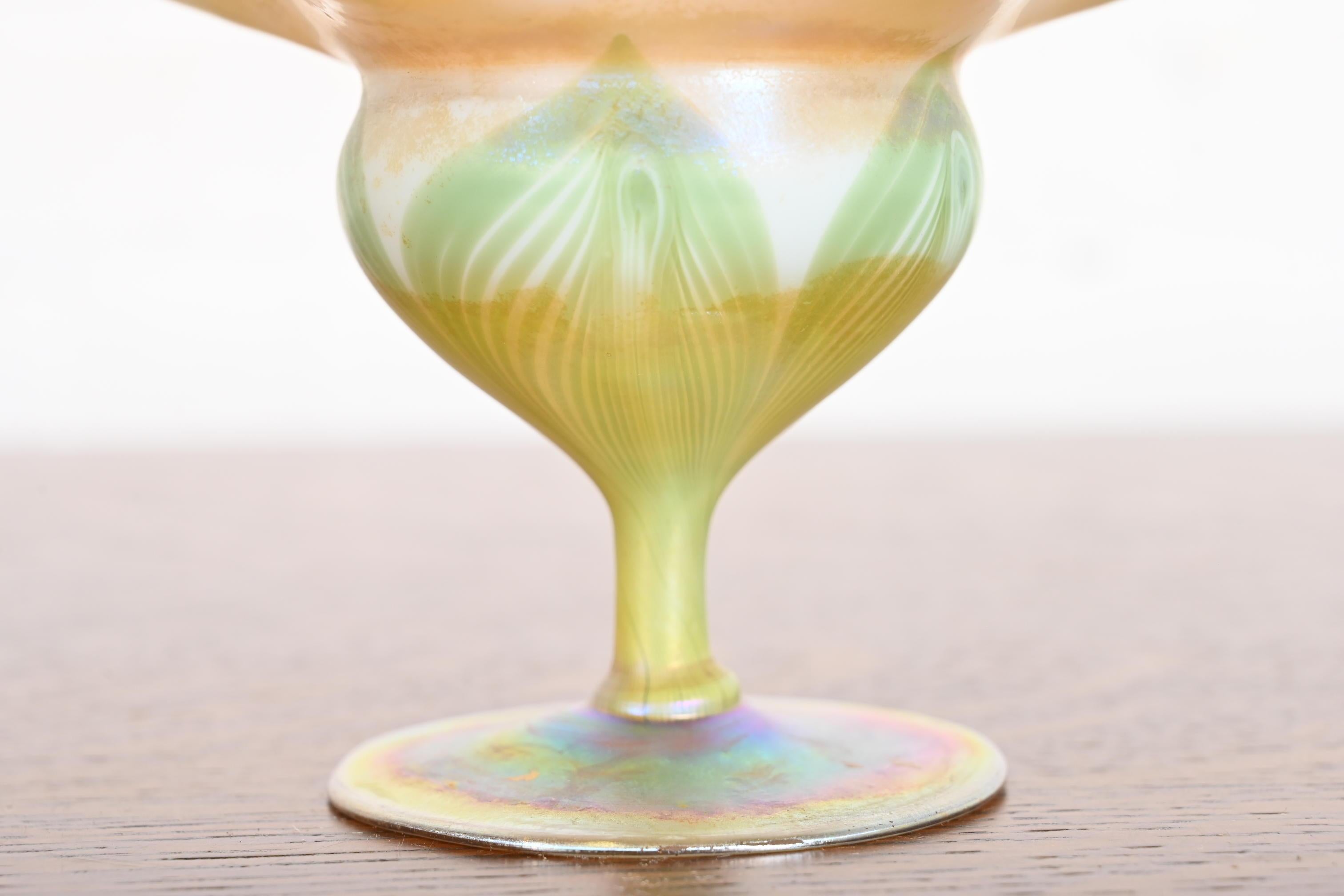 XX secolo Louis Comfort Tiffany Favrile Iridescent Art Glass Pulled Feather Footed Bowl in vendita