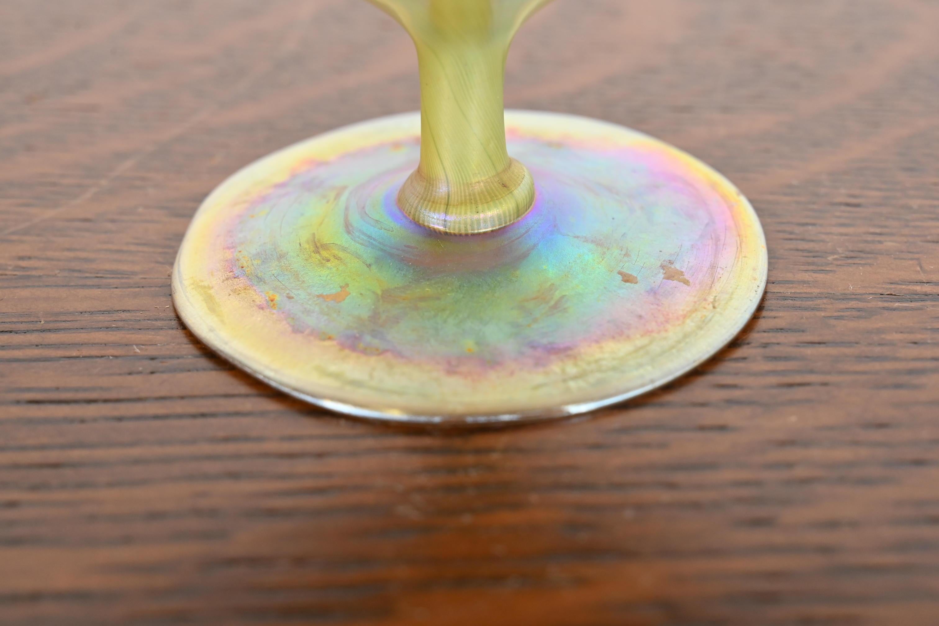 Vetro artistico Louis Comfort Tiffany Favrile Iridescent Art Glass Pulled Feather Footed Bowl in vendita