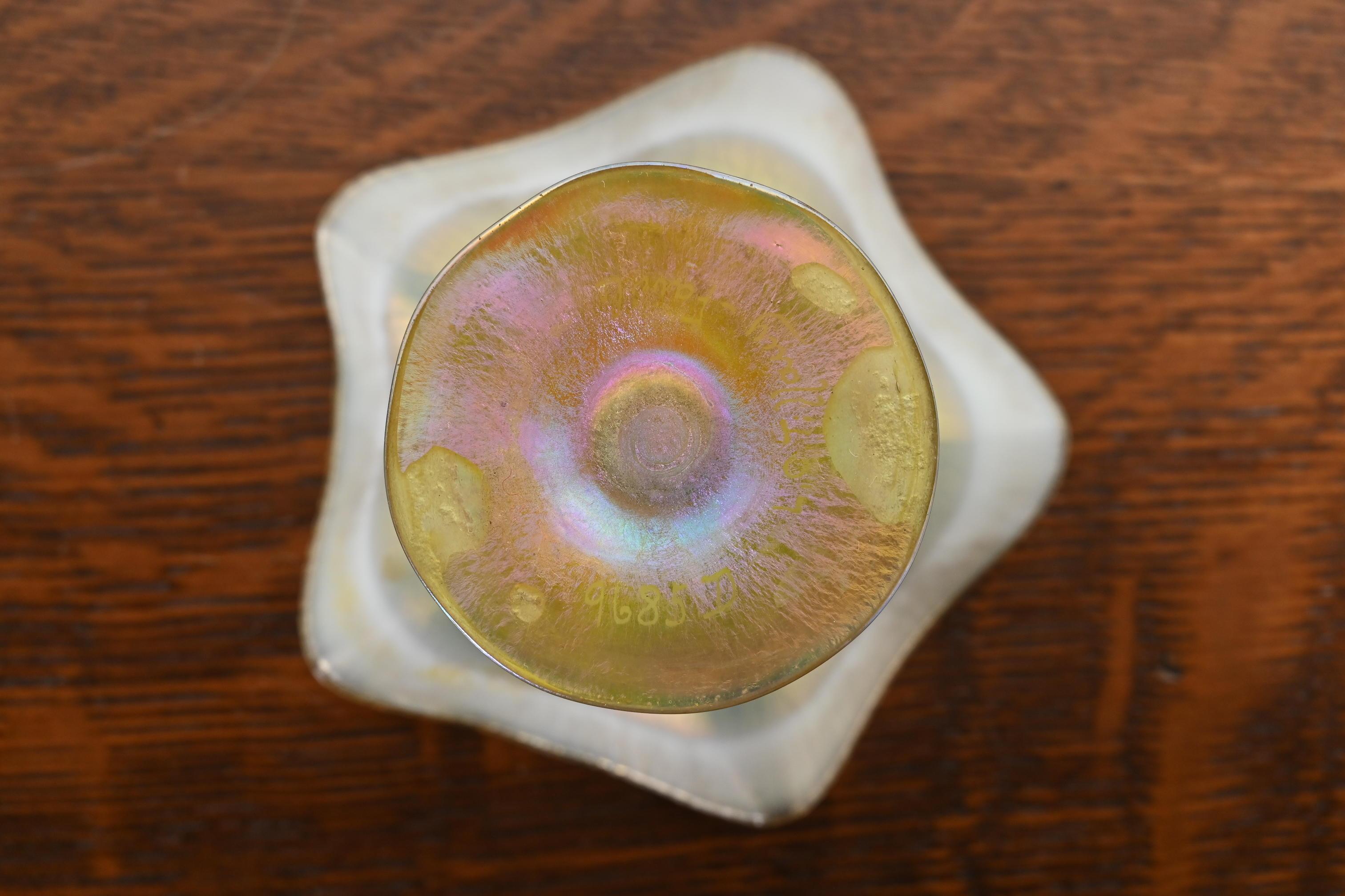 Louis Comfort Tiffany Favrile Iridescent Art Glass Pulled Feather Footed Bowl in vendita 1