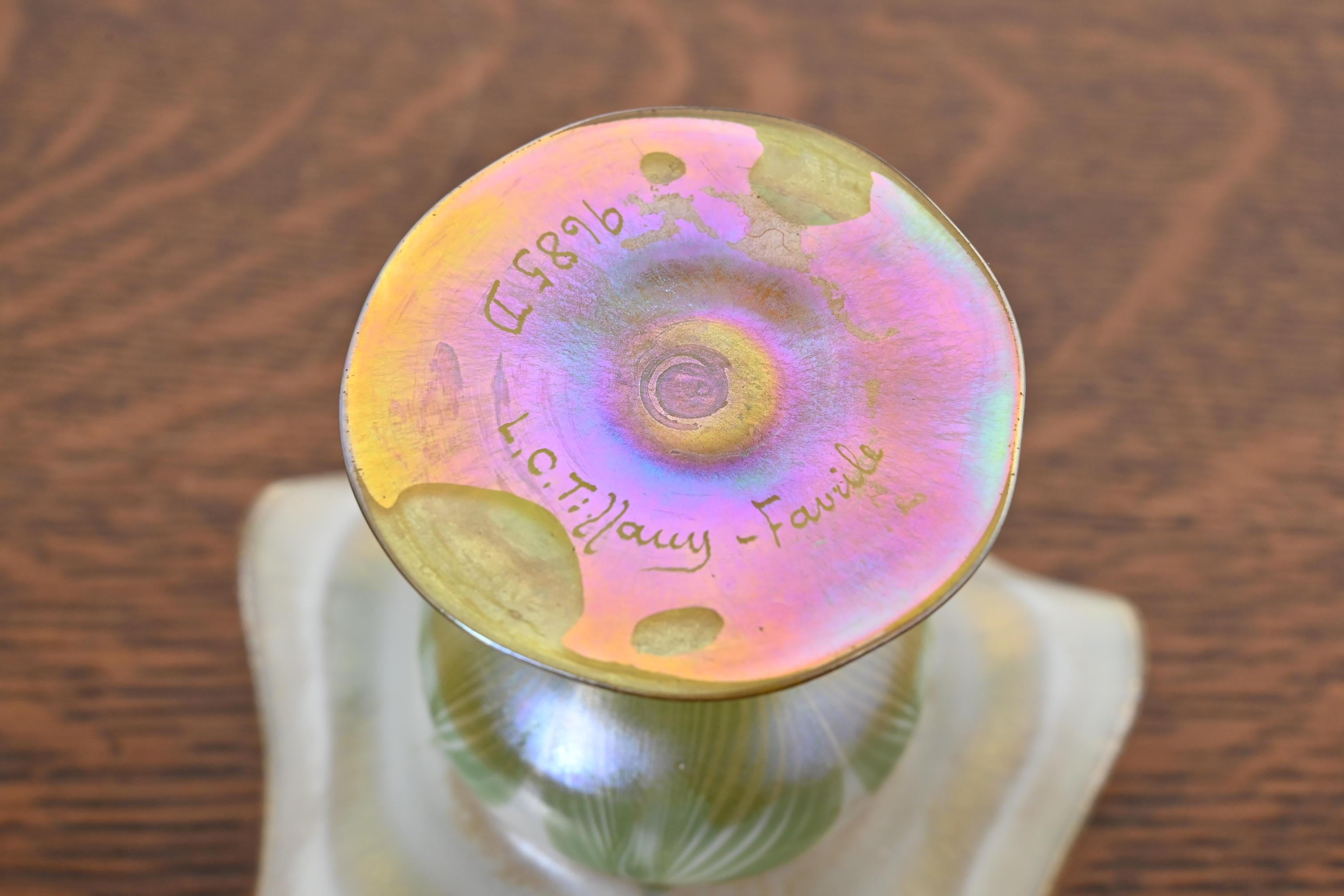 Louis Comfort Tiffany Favrile Iridescent Art Glass Pulled Feather Footed Bowl in vendita 2