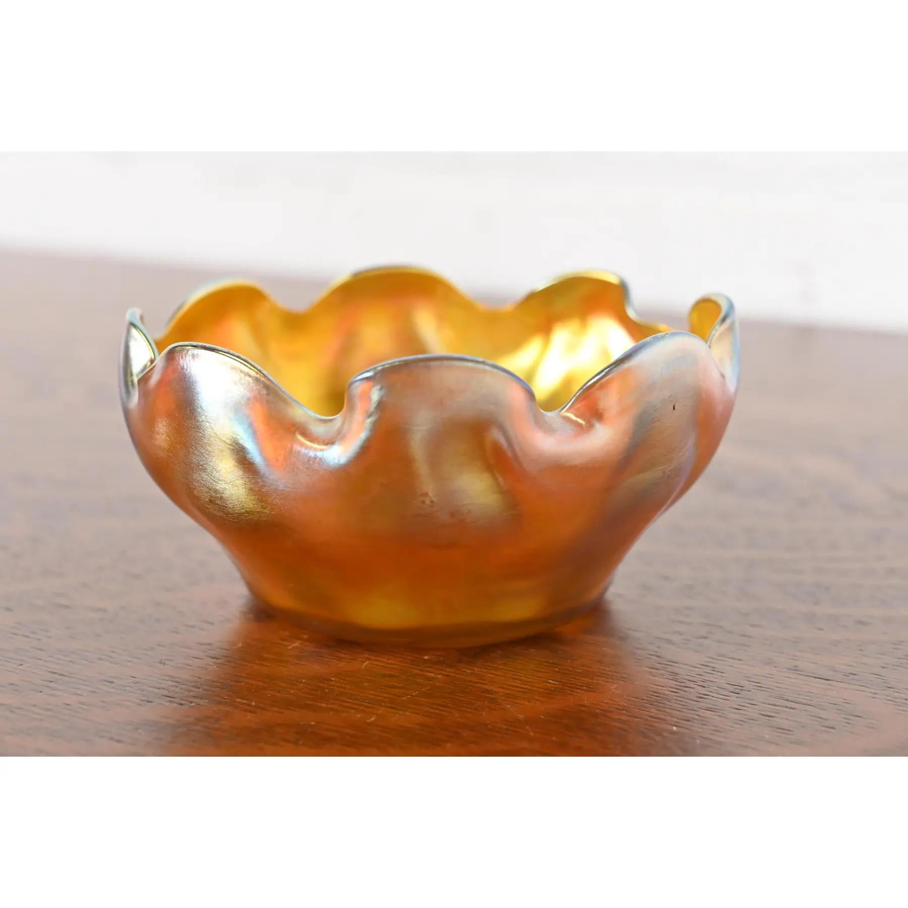 Début du 20ème siècle Bol à doigts Louis Comfort Tiffany Favrile Iridescent Art Glass à bord volanté en vente