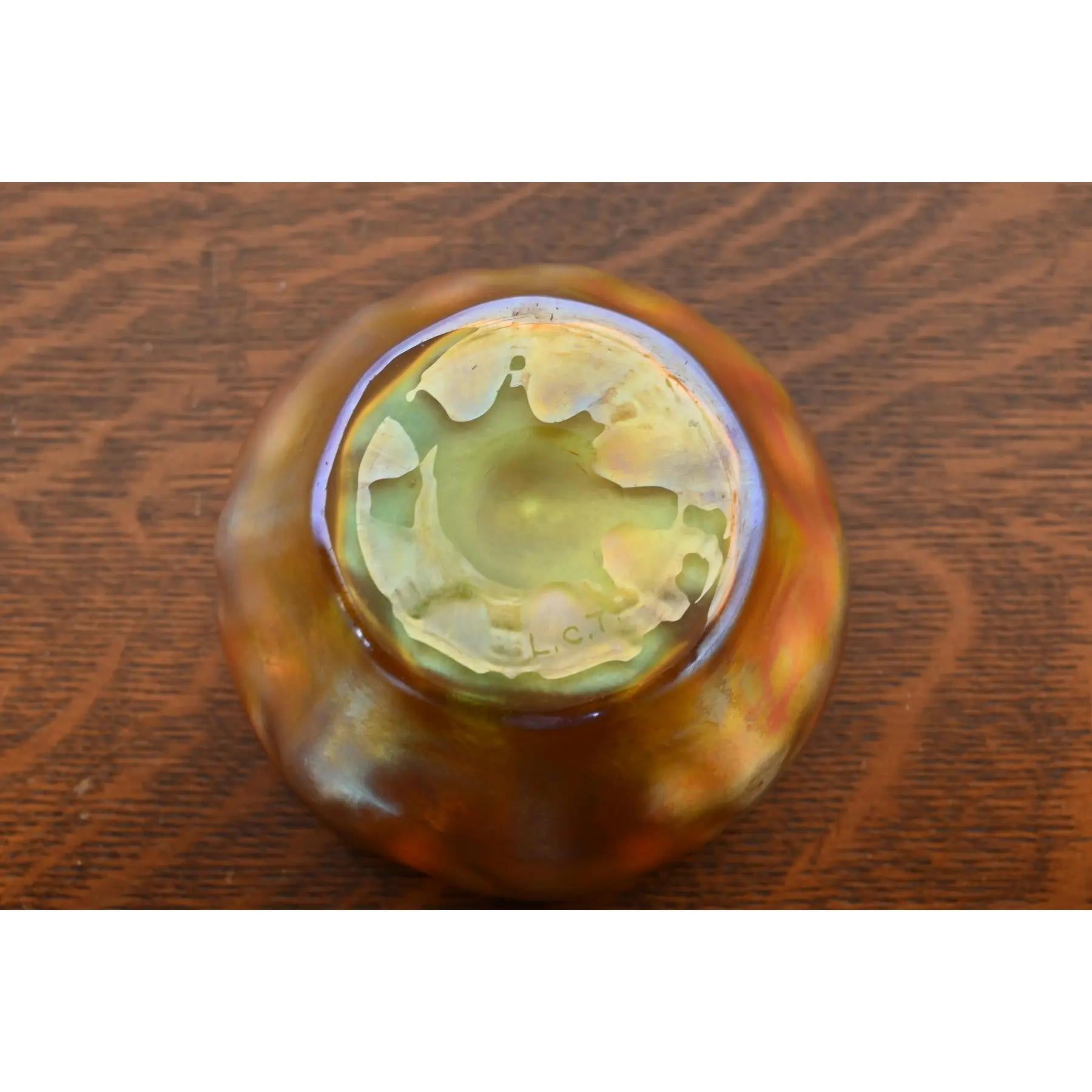 Verre d'art Bol à doigts Louis Comfort Tiffany Favrile Iridescent Art Glass à bord volanté en vente