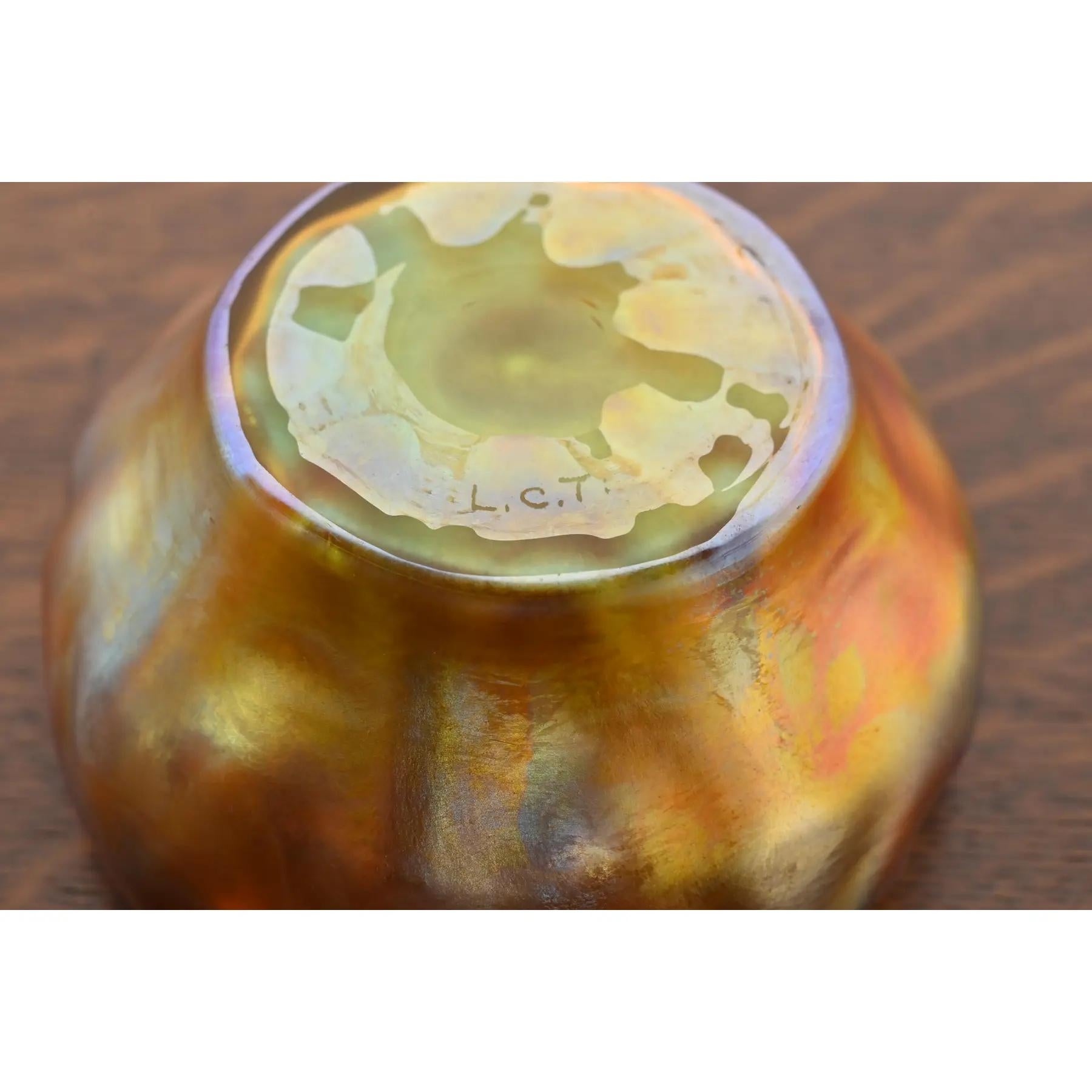 Bol à doigts Louis Comfort Tiffany Favrile Iridescent Art Glass à bord volanté en vente 1
