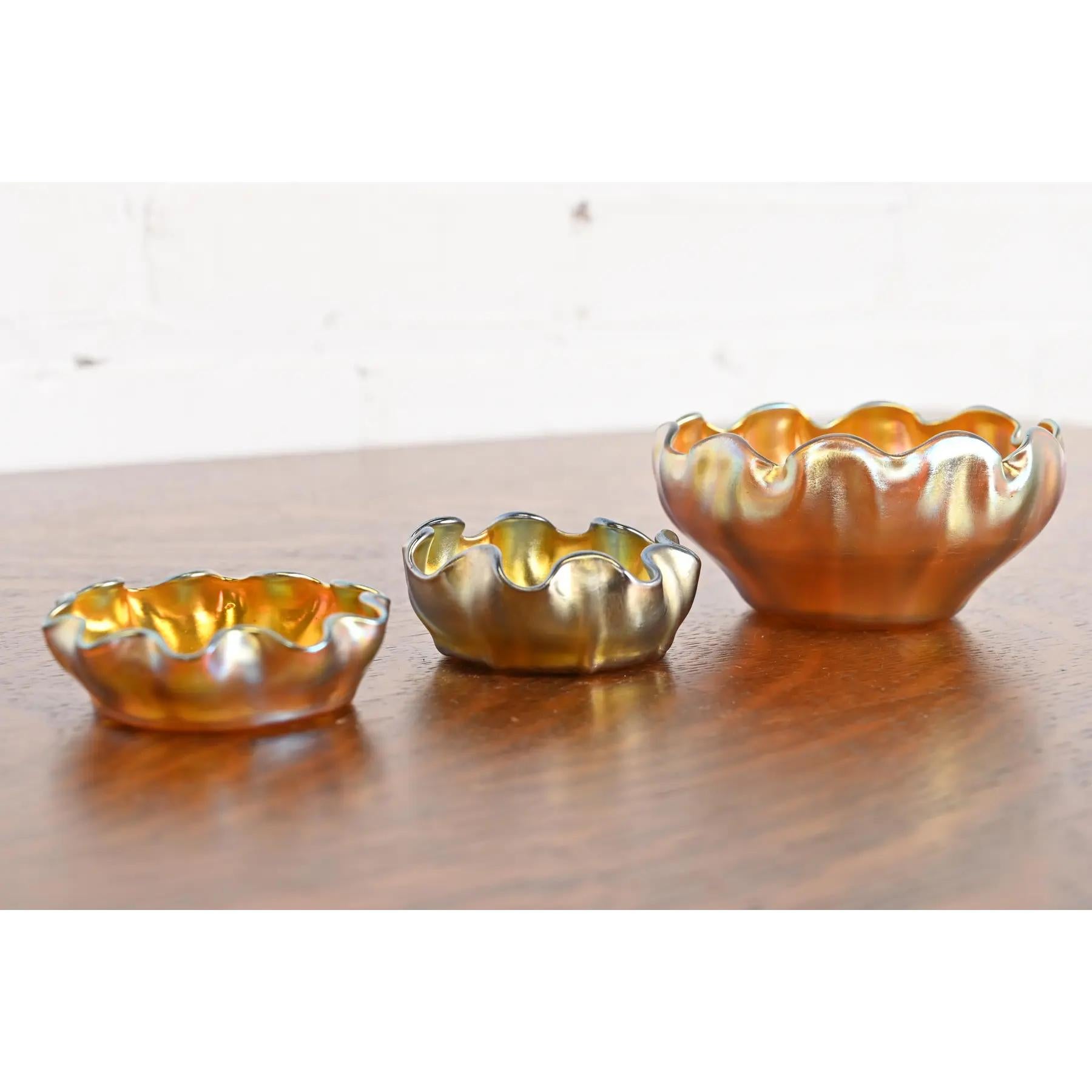 Precioso juego de tres cuencos o saleros de vidrio artístico iridiscente Favrile de la época Arts & Crafts o Art Nouveau con bordes ondulados

Por Louis Comfort Tiffany para Tiffany Studios (firmado en la parte inferior)

EEUU, circa