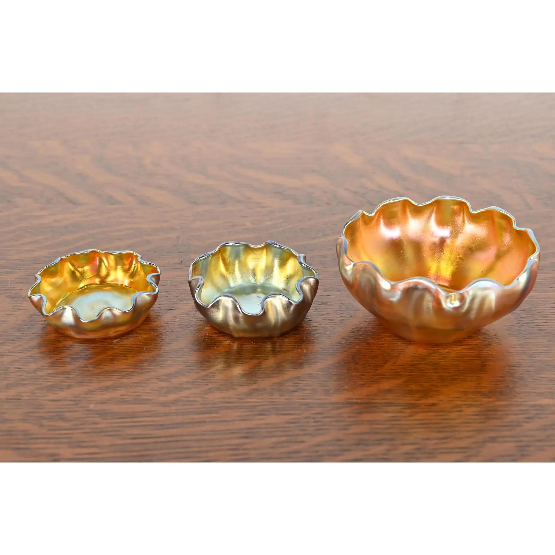 Set de tres saleros de vidrio artístico iridiscente Favrile de Louis Comfort Tiffany Art Decó en venta