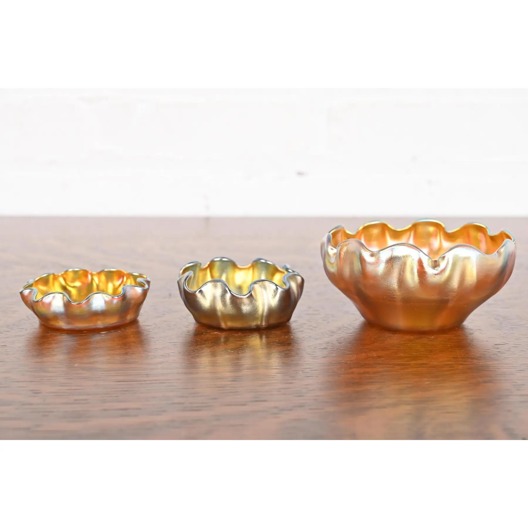 Set de tres saleros de vidrio artístico iridiscente Favrile de Louis Comfort Tiffany Estadounidense en venta