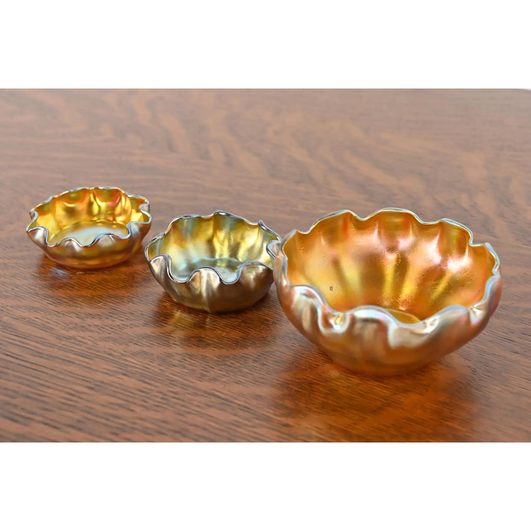 Set de tres saleros de vidrio artístico iridiscente Favrile de Louis Comfort Tiffany en Bueno estado para la venta en South Bend, IN