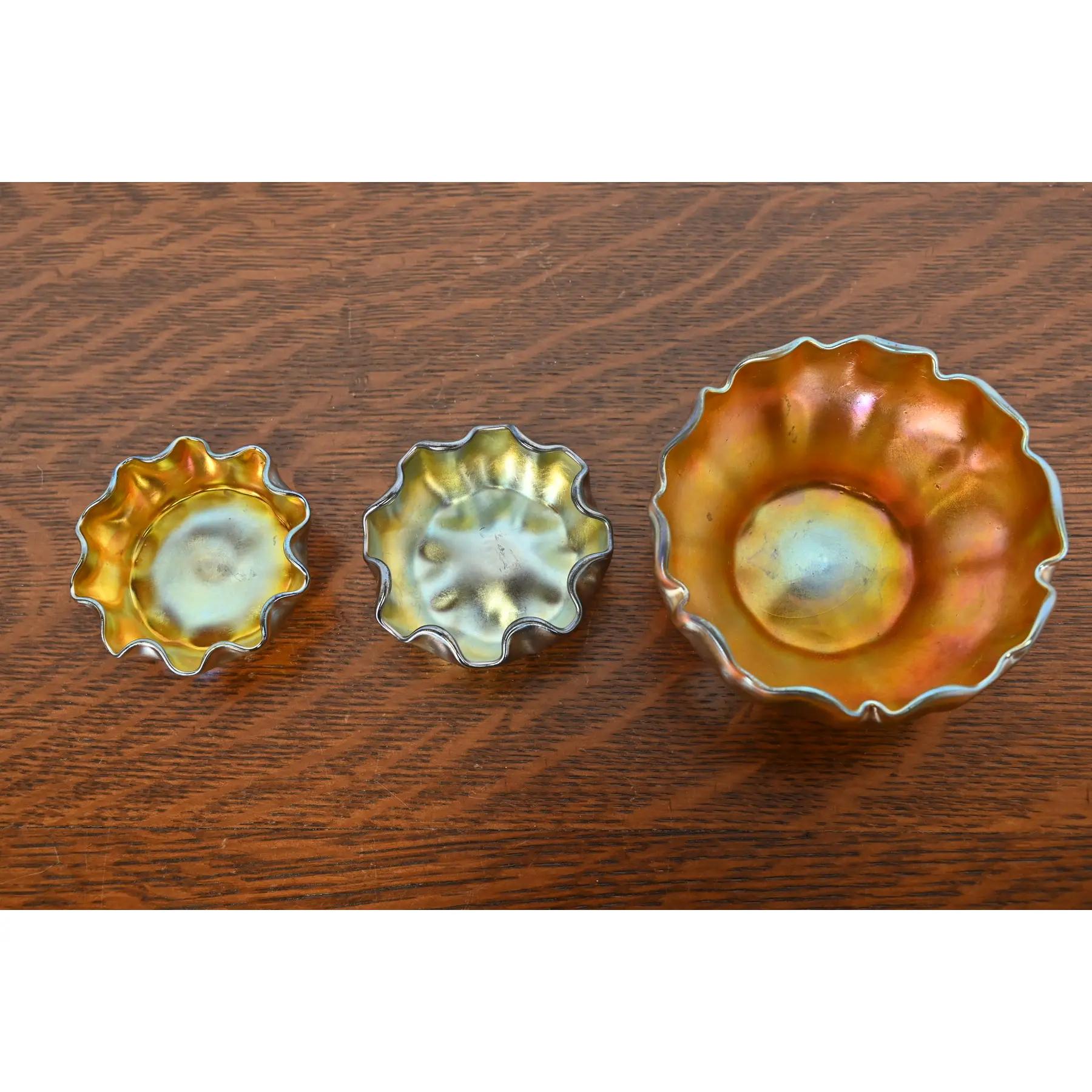 Set de tres saleros de vidrio artístico iridiscente Favrile de Louis Comfort Tiffany principios del siglo XX en venta