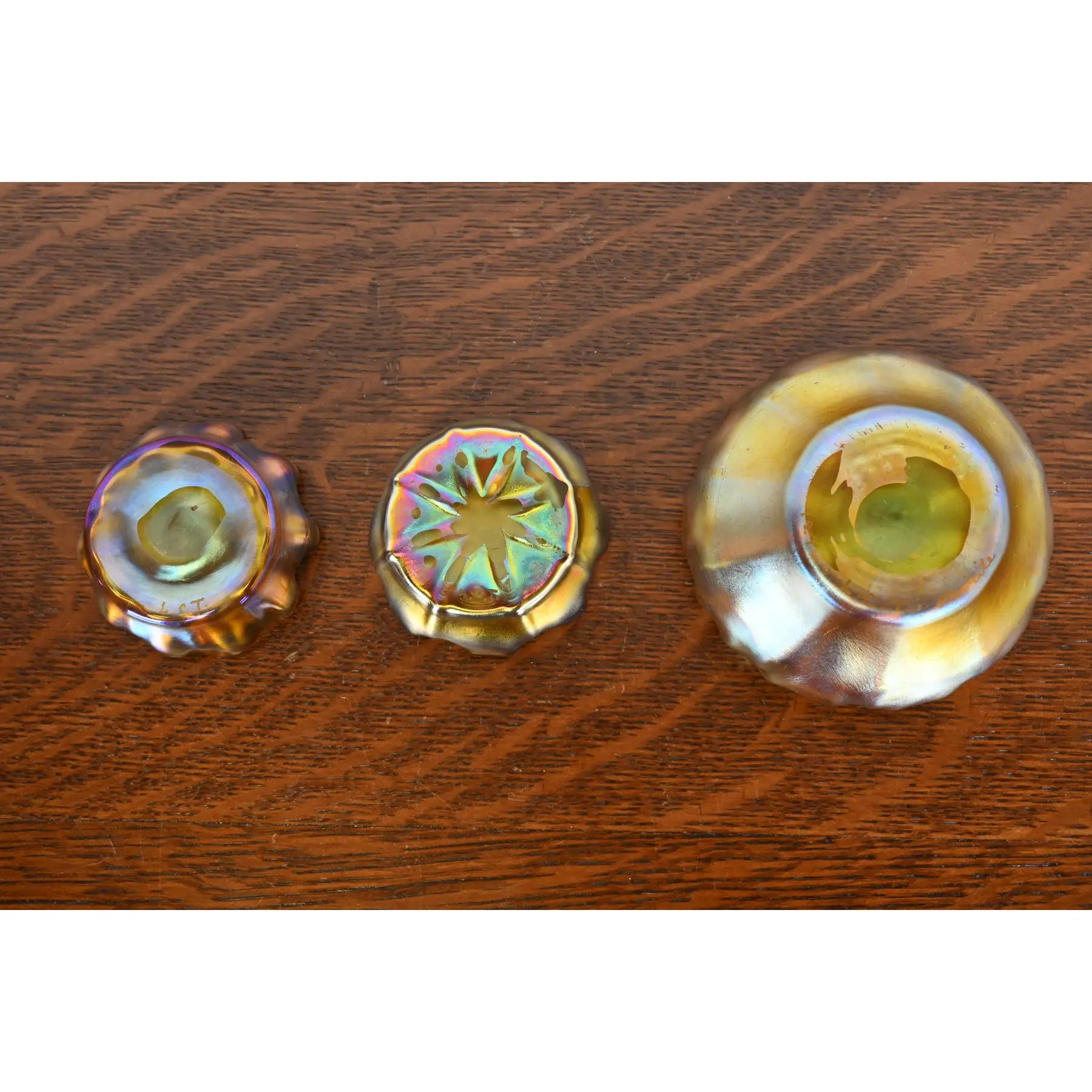 Set de tres saleros de vidrio artístico iridiscente Favrile de Louis Comfort Tiffany Vidrio artístico en venta