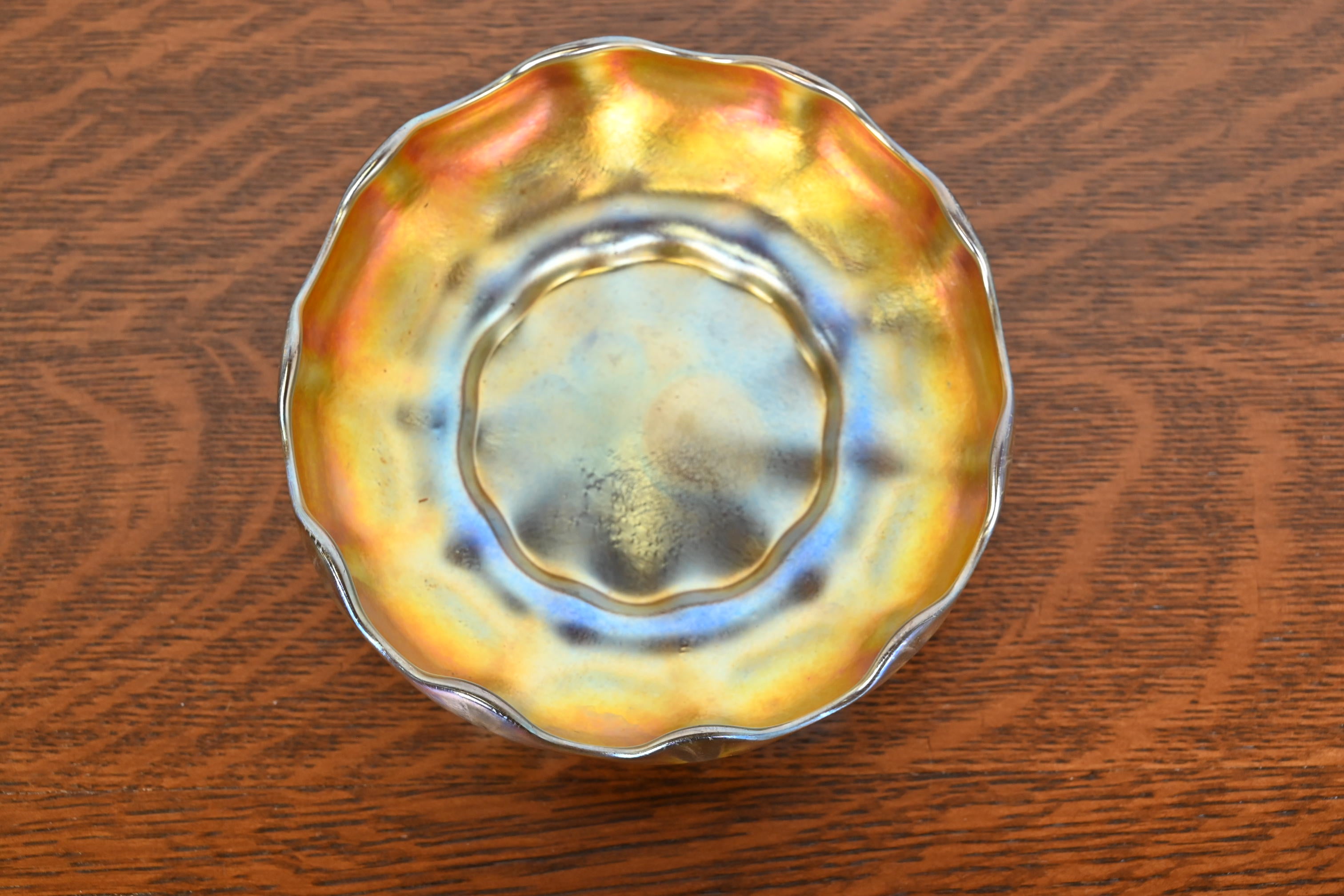 Eine wunderschöne Schale aus irisierendem Favrile-Glas aus der Zeit des Arts & Crafts oder Art Nouveau

Von Louis Comfort Tiffany für die Tiffany Studios (signiert auf der Unterseite)

USA, ca. 1900

Maße: 6,25 