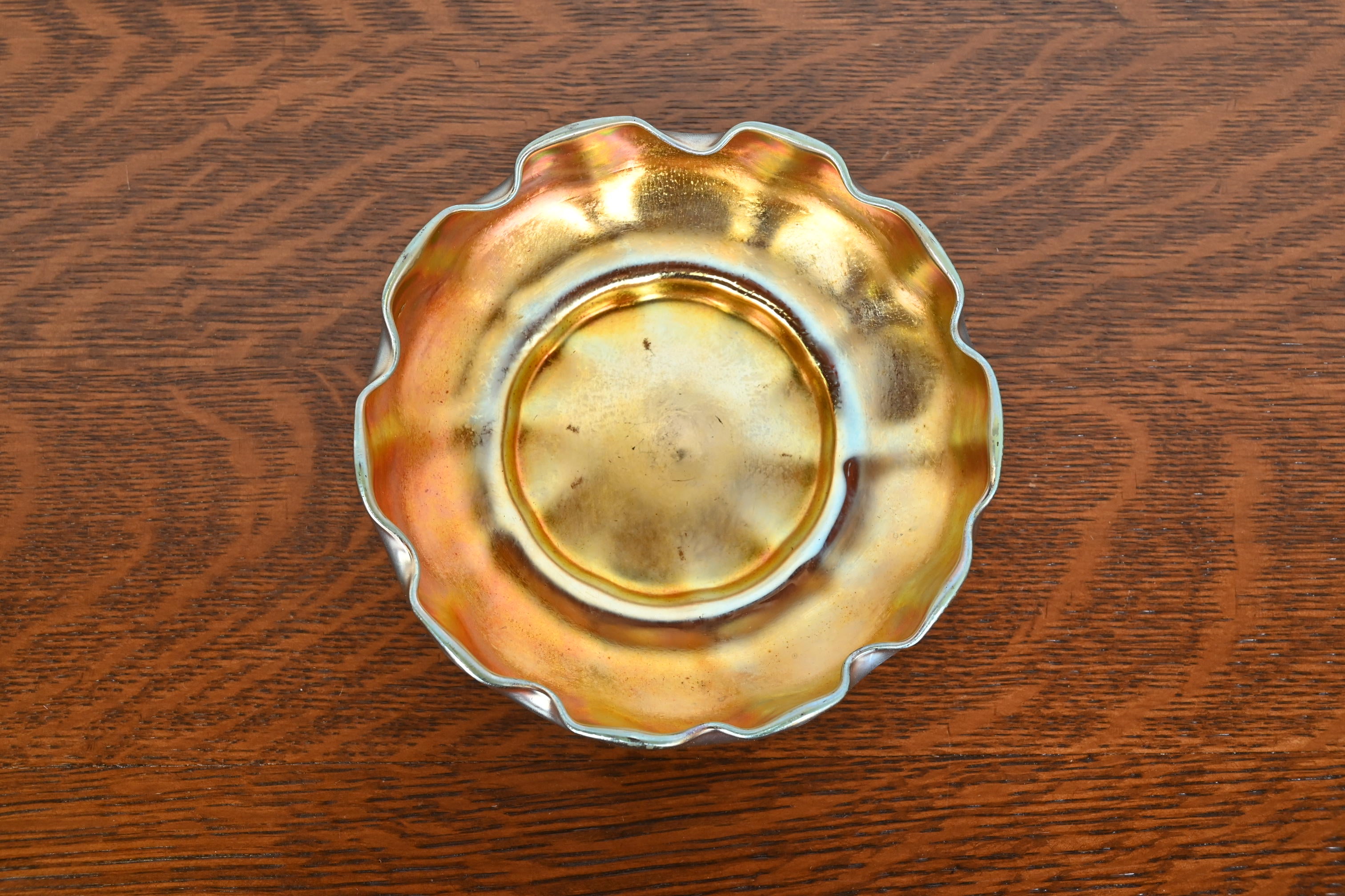 Magnifique bol festonné en verre d'art irisé Favrile, d'époque Arts & Crafts ou Art Nouveau.

Par Louis Comfort Tiffany pour Tiffany Studios (signé au-dessous)

USA, Circa 1900

Mesures : 6,13 