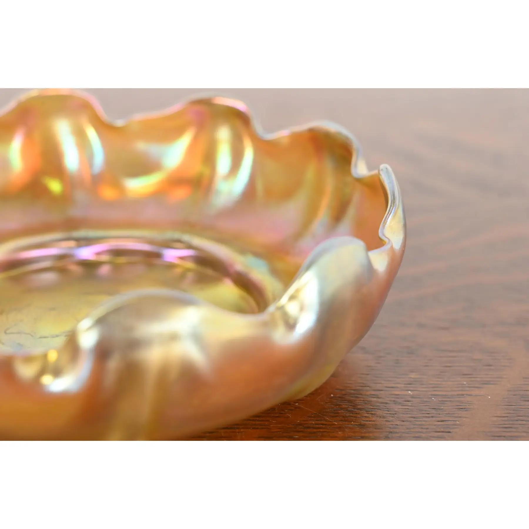 Eine wunderschöne Schale aus irisierendem Favrile-Glas aus der Zeit des Arts & Crafts oder Art Nouveau

Von Louis Comfort Tiffany für die Tiffany Studios (signiert auf der Unterseite)

USA, ca. 1910

Maße: 6,38 