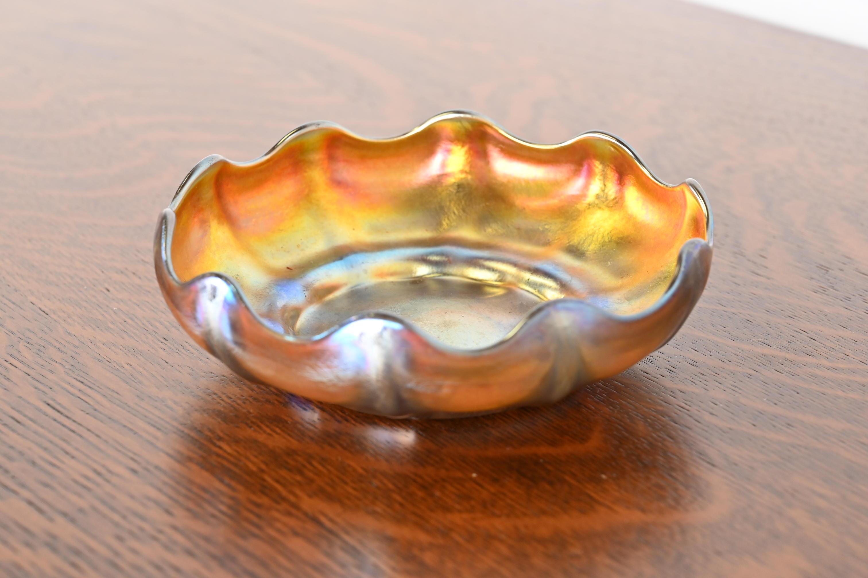 Louis Comfort Tiffany Favrile schillernde Schale aus schillerndem Kunstglas mit Wellenschliff (Art nouveau)