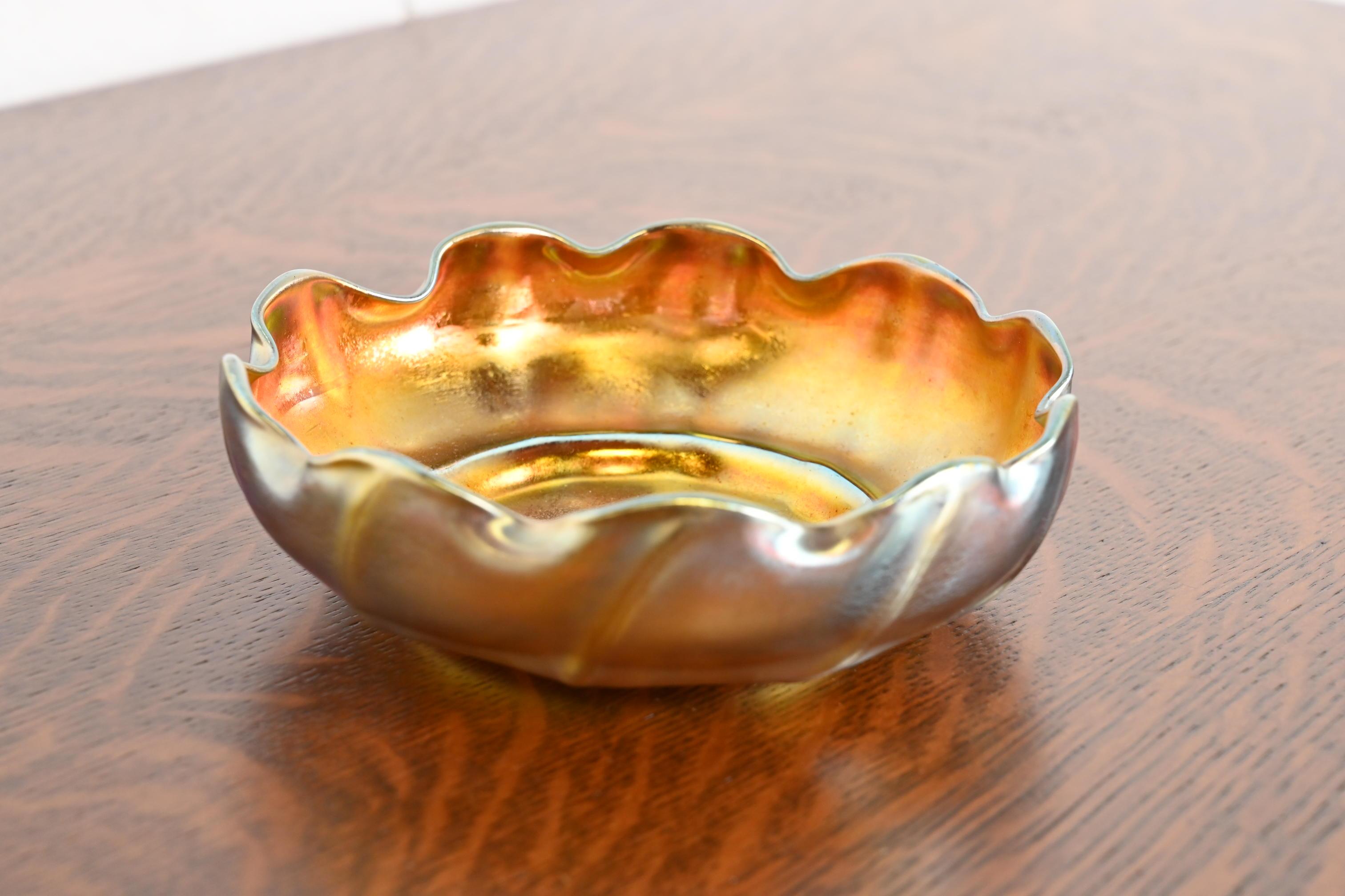 Art nouveau Louis Comfort Tiffany Favrile Iridescent Art Glass Scalloped Bowl (bol festonné en verre d'art irisé)