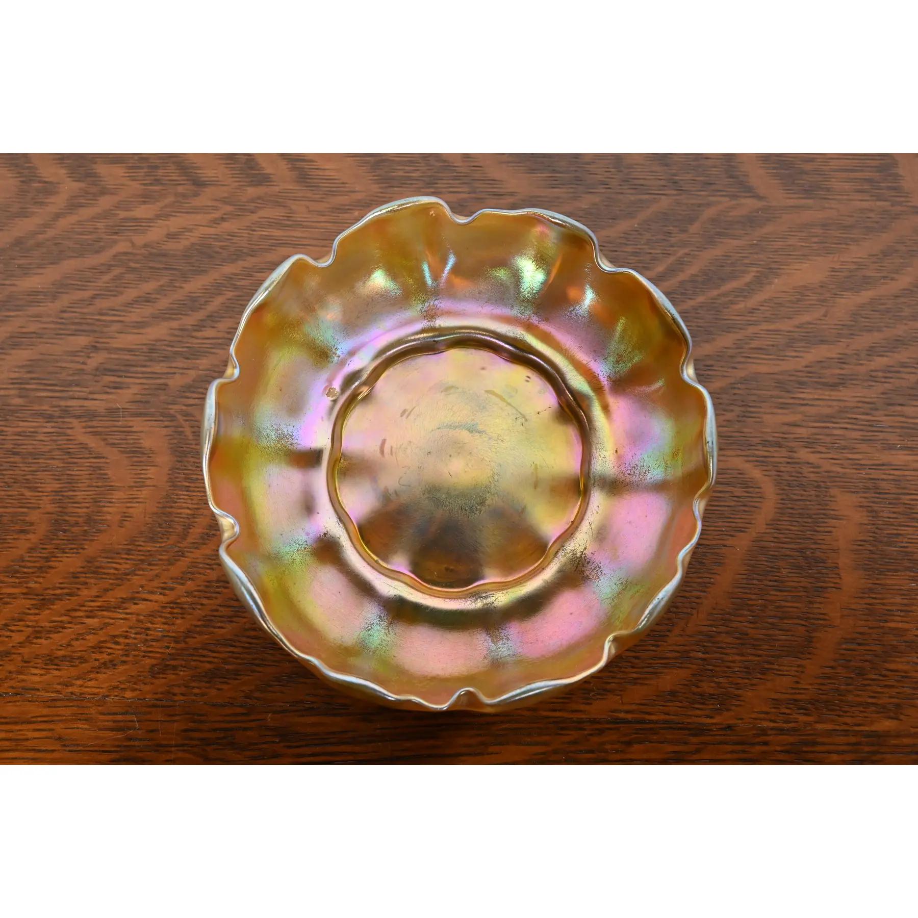 Louis Comfort Tiffany Favrile schillernde Schale aus schillerndem Kunstglas mit Wellenschliff (Art déco) im Angebot