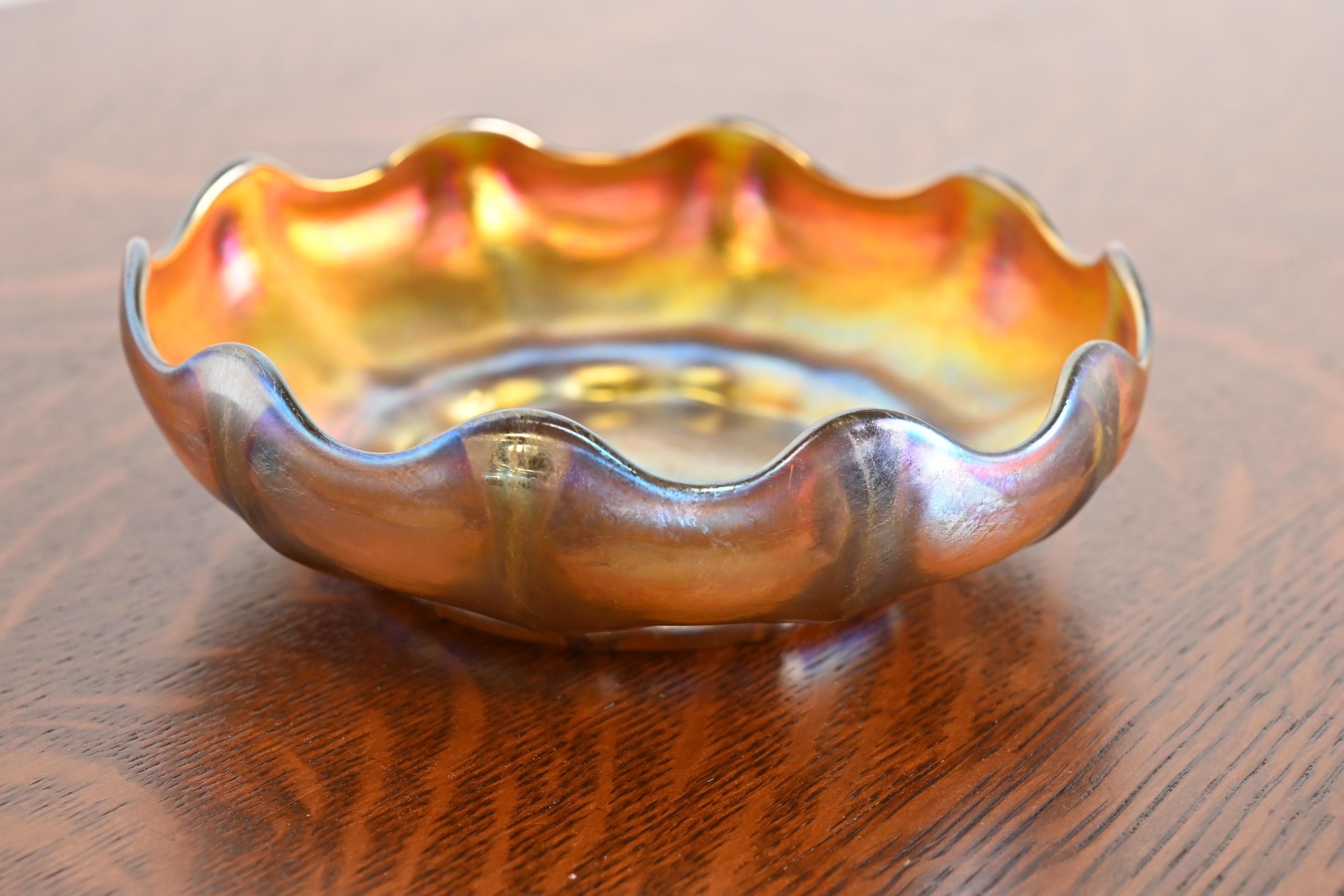 Louis Comfort Tiffany Favrile schillernde Schale aus schillerndem Kunstglas mit Wellenschliff (amerikanisch)