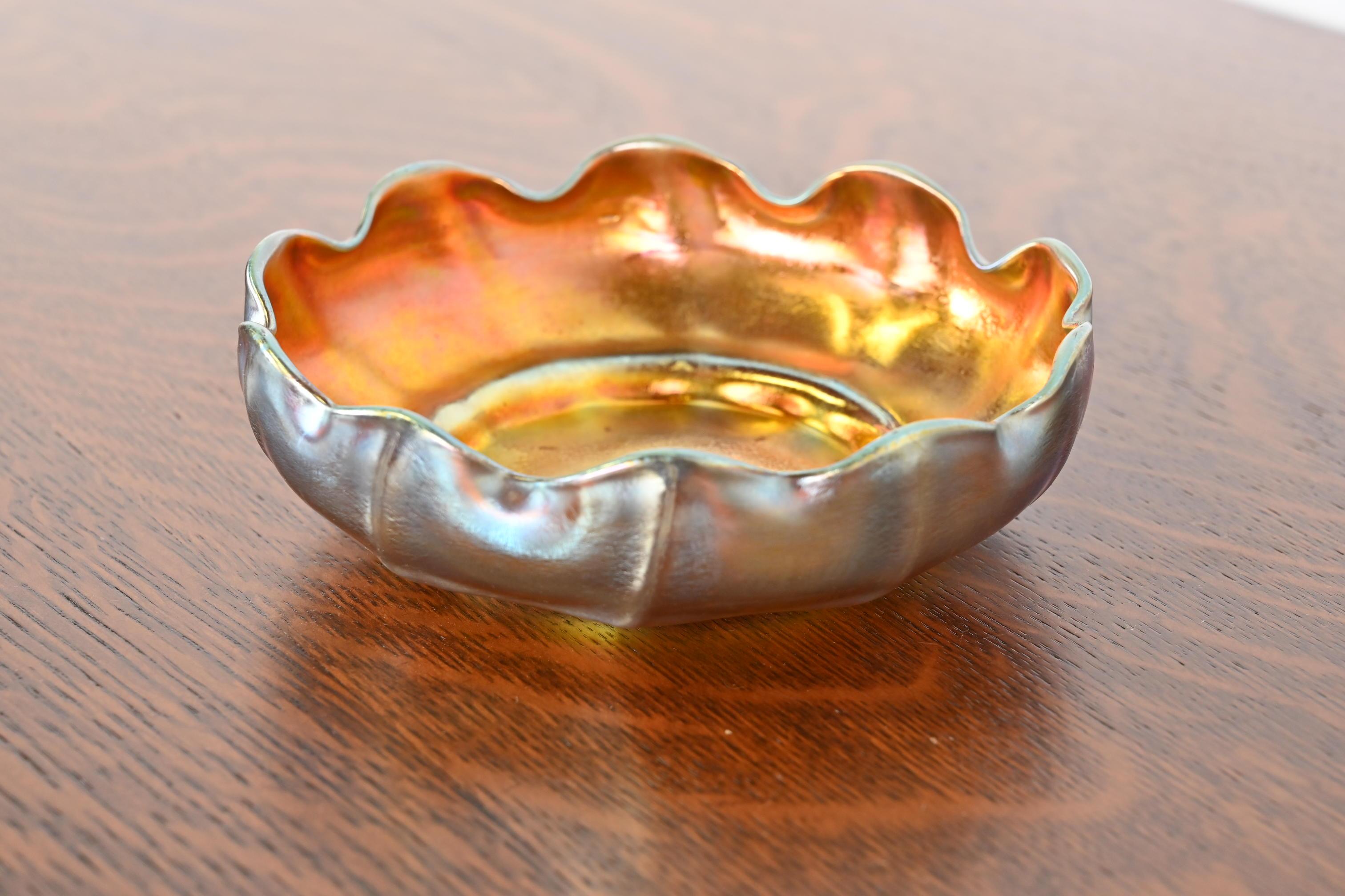 Américain Louis Comfort Tiffany Favrile Iridescent Art Glass Scalloped Bowl (bol festonné en verre d'art irisé)