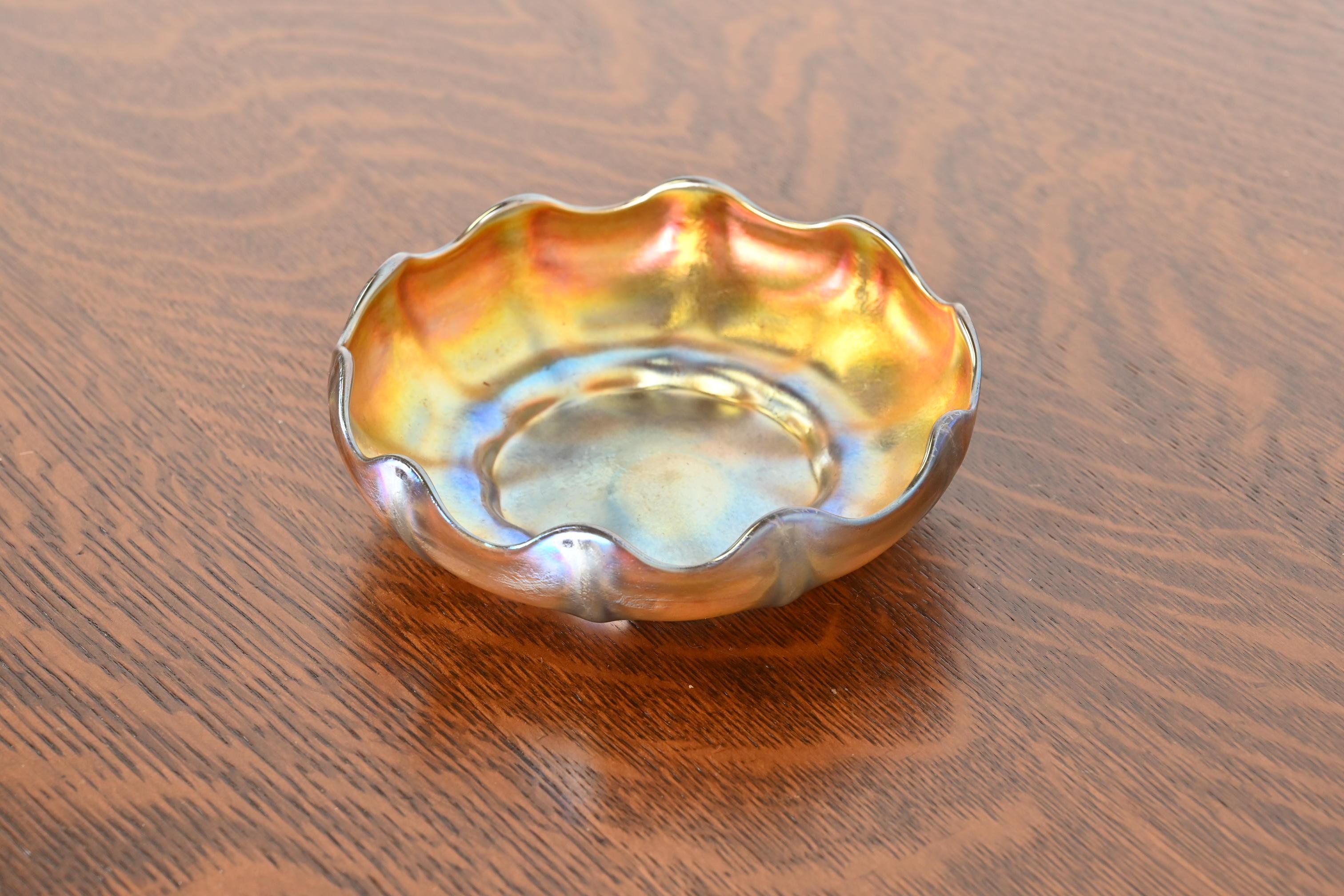 Louis Comfort Tiffany Favrile schillernde Schale aus schillerndem Kunstglas mit Wellenschliff im Zustand „Gut“ in South Bend, IN