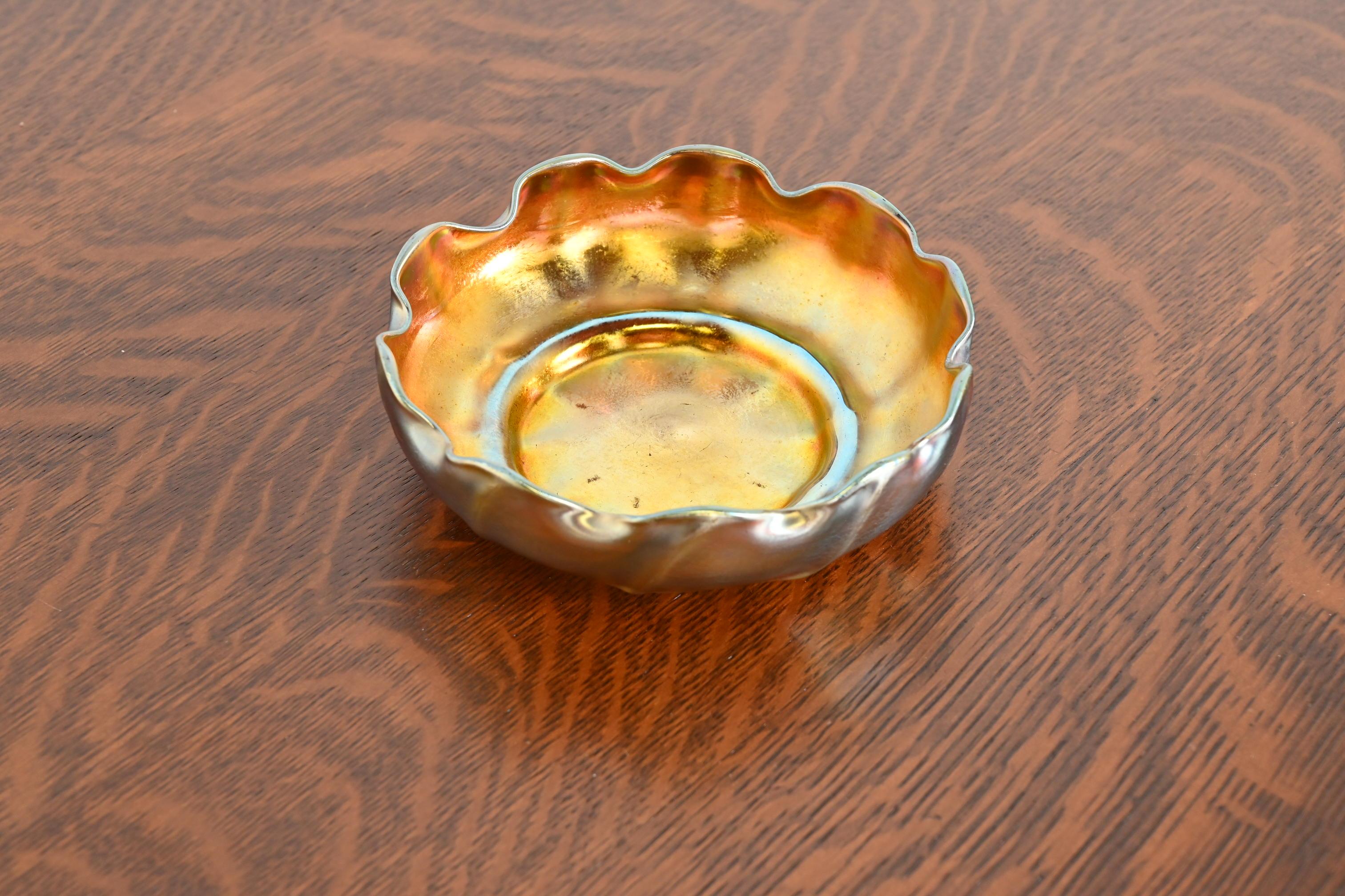Louis Comfort Tiffany Favrile Iridescent Art Glass Scalloped Bowl (bol festonné en verre d'art irisé) Bon état à South Bend, IN