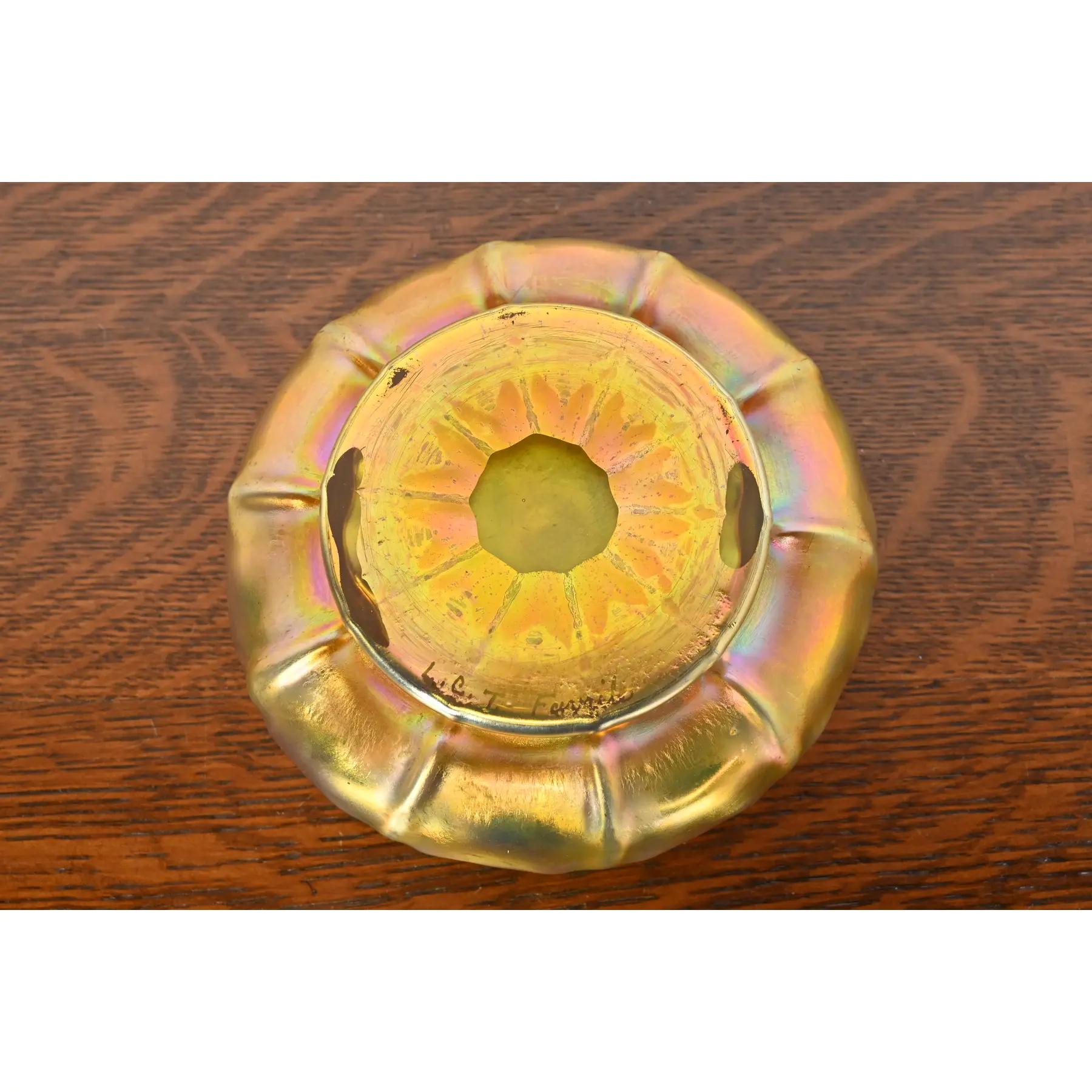 Louis Comfort Tiffany Favrile schillernde Schale aus schillerndem Kunstglas mit Wellenschliff im Zustand „Gut“ im Angebot in South Bend, IN