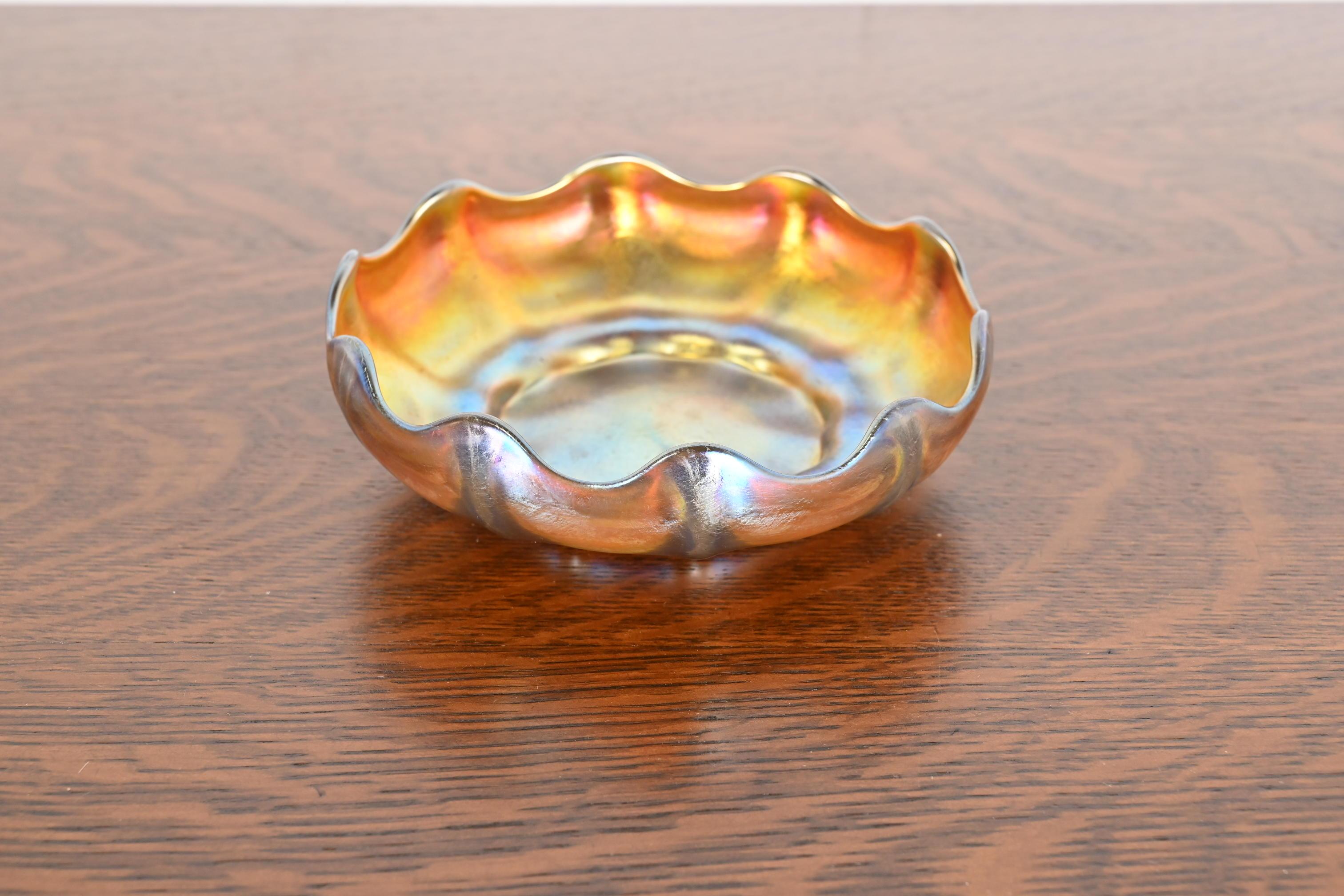 Louis Comfort Tiffany Favrile schillernde Schale aus schillerndem Kunstglas mit Wellenschliff (20. Jahrhundert)